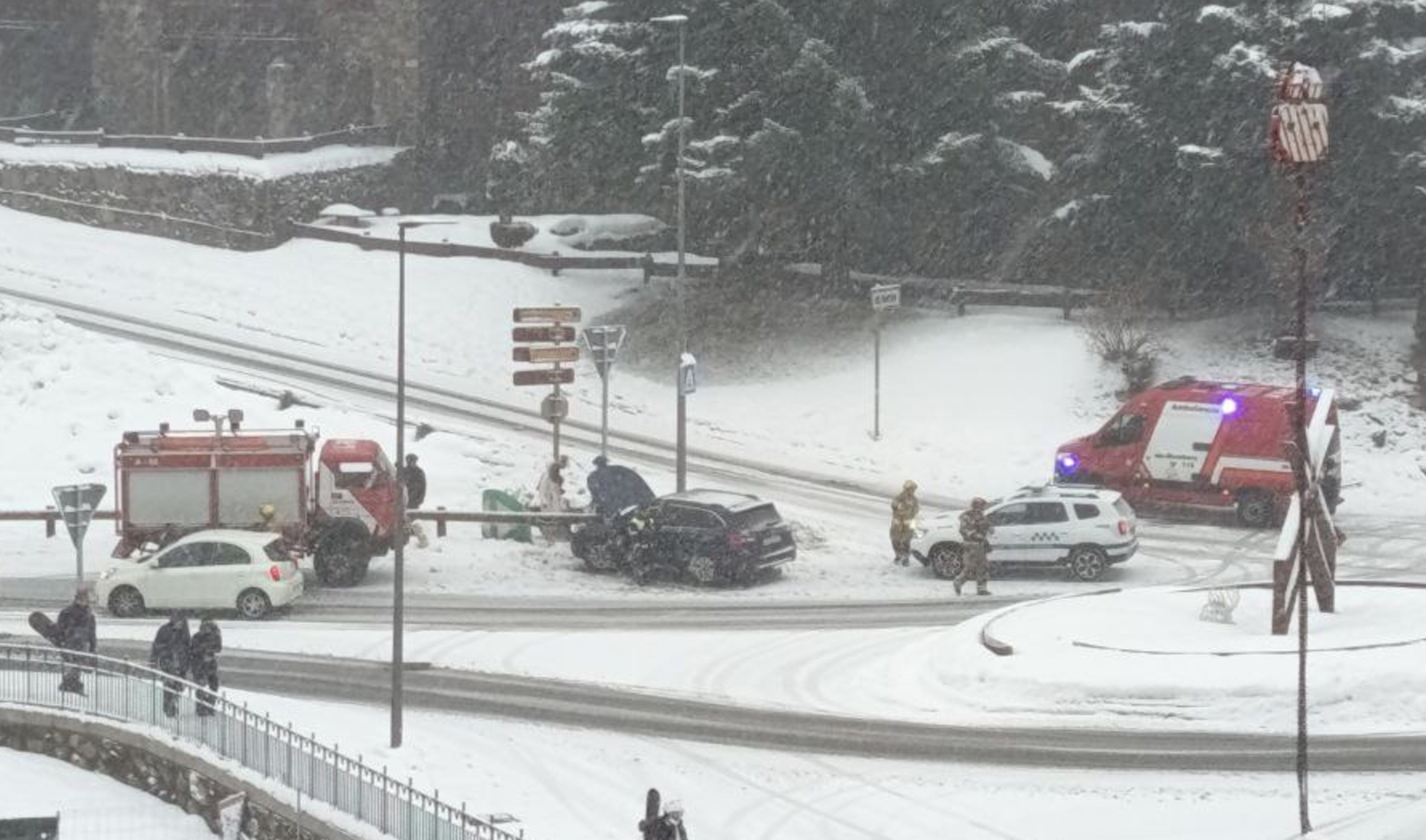 Els serveis d'emergència atenent els afectats.