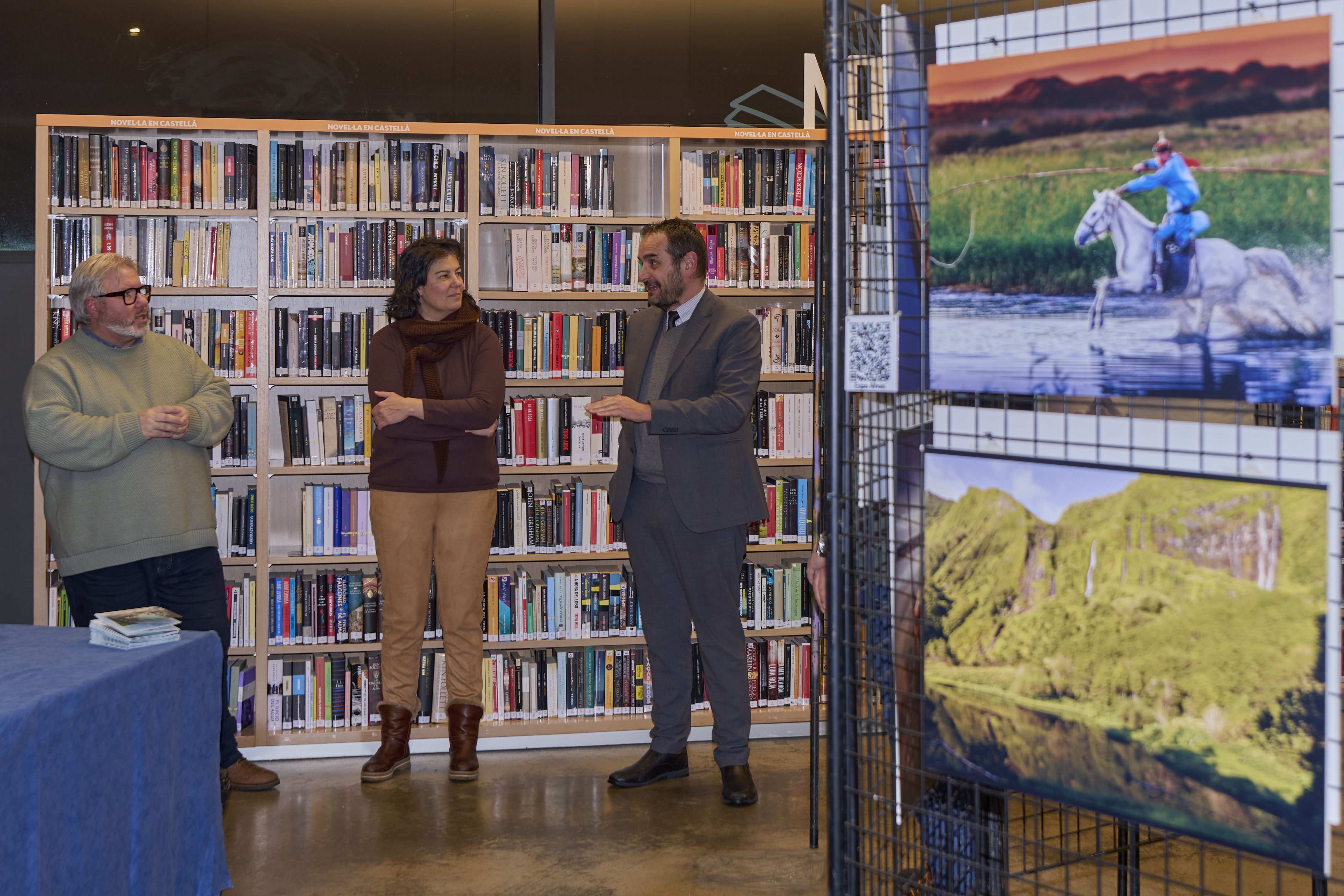  L'exposició fotogràfica 'Imatges sense fronteres' obre el Cicle de Cinema de Muntanya i Viatges a la biblioteca comunal de la Massana.