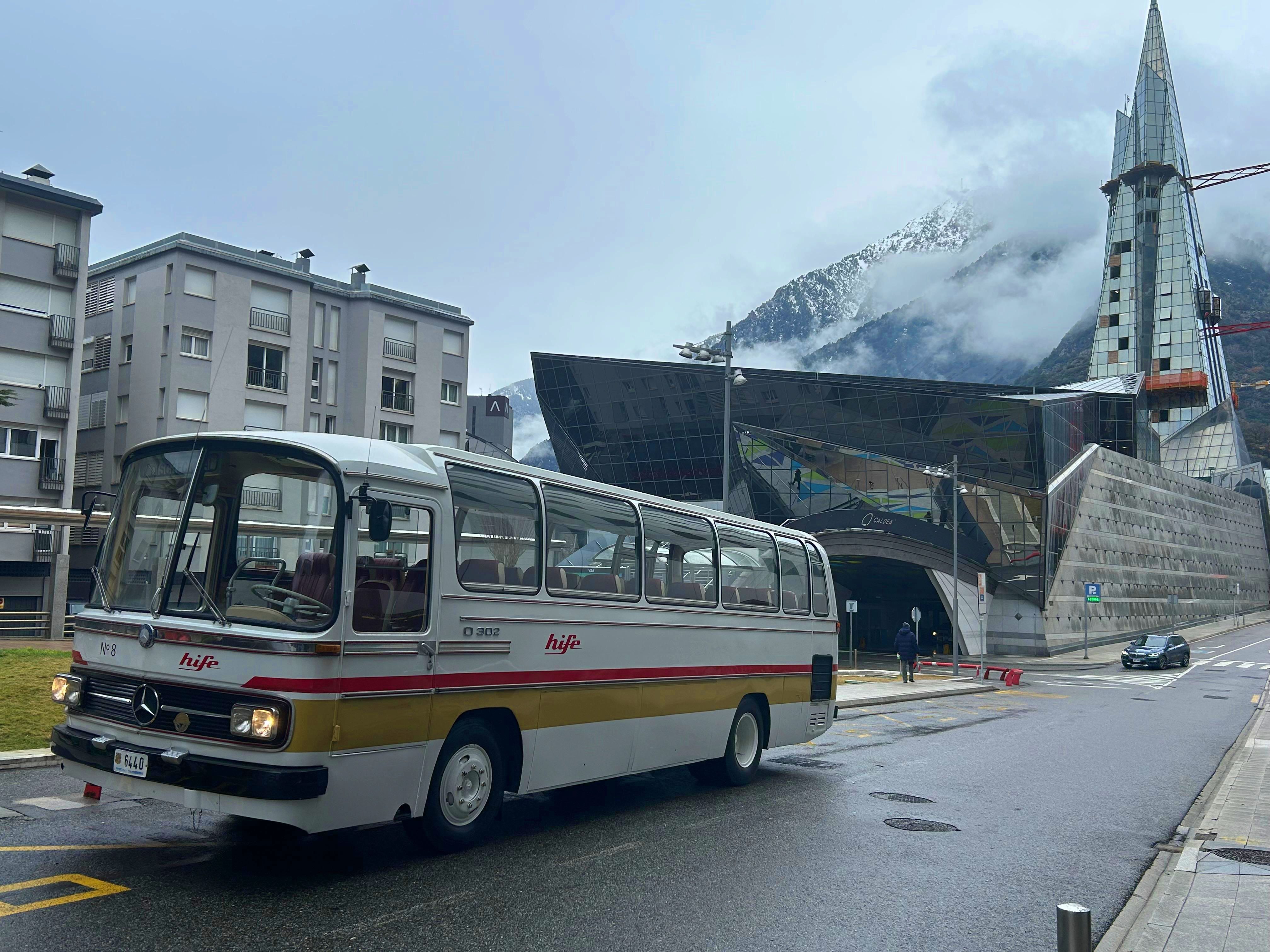 El vehicle Mercedes de matrícula 6440 en les immediacions de Caldea.