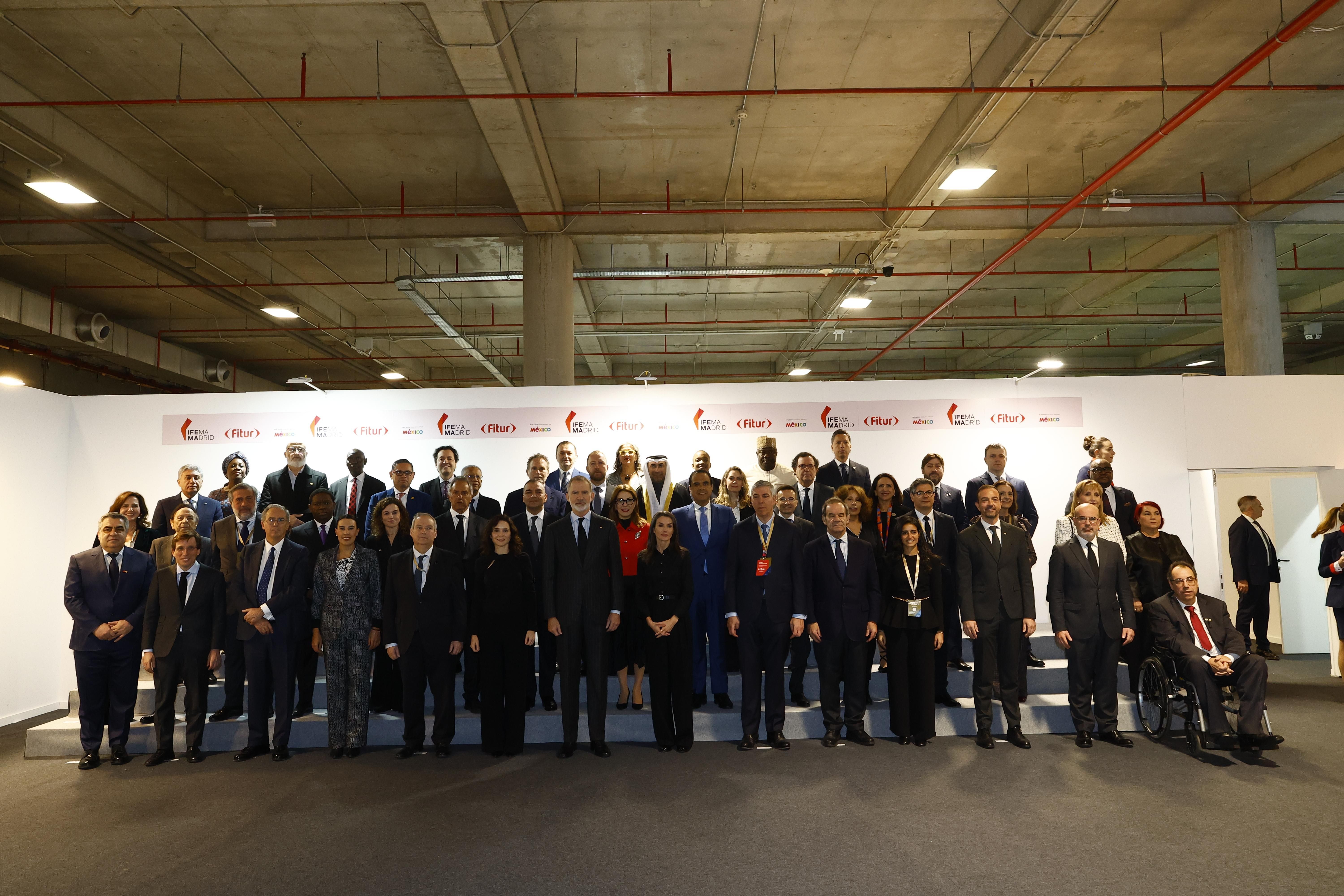 Els ministres de Turisme i els reis d'Espanya durant la inauguració de Fitur.