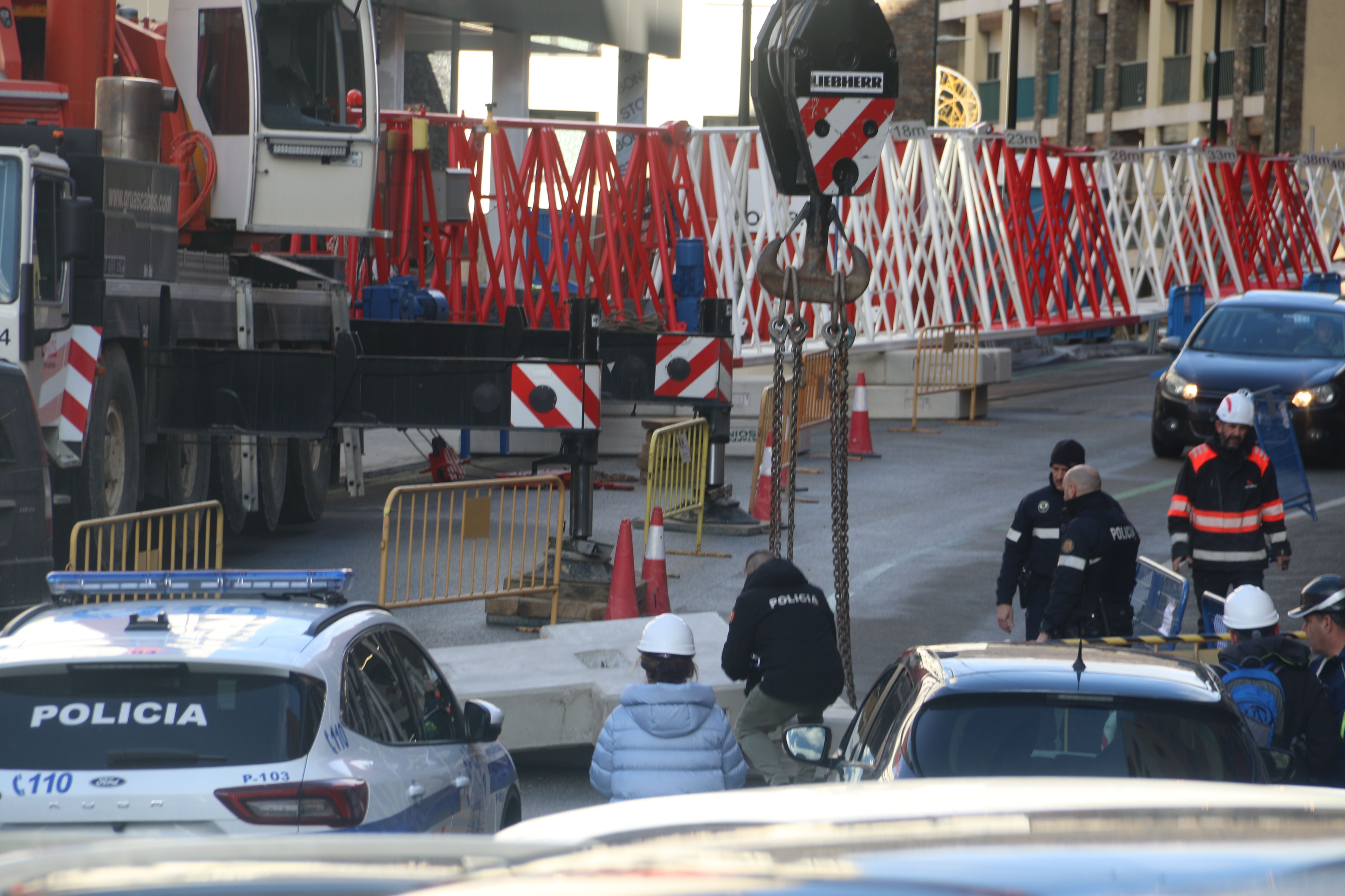 Un policia prenent imatges del bloc de formigó.