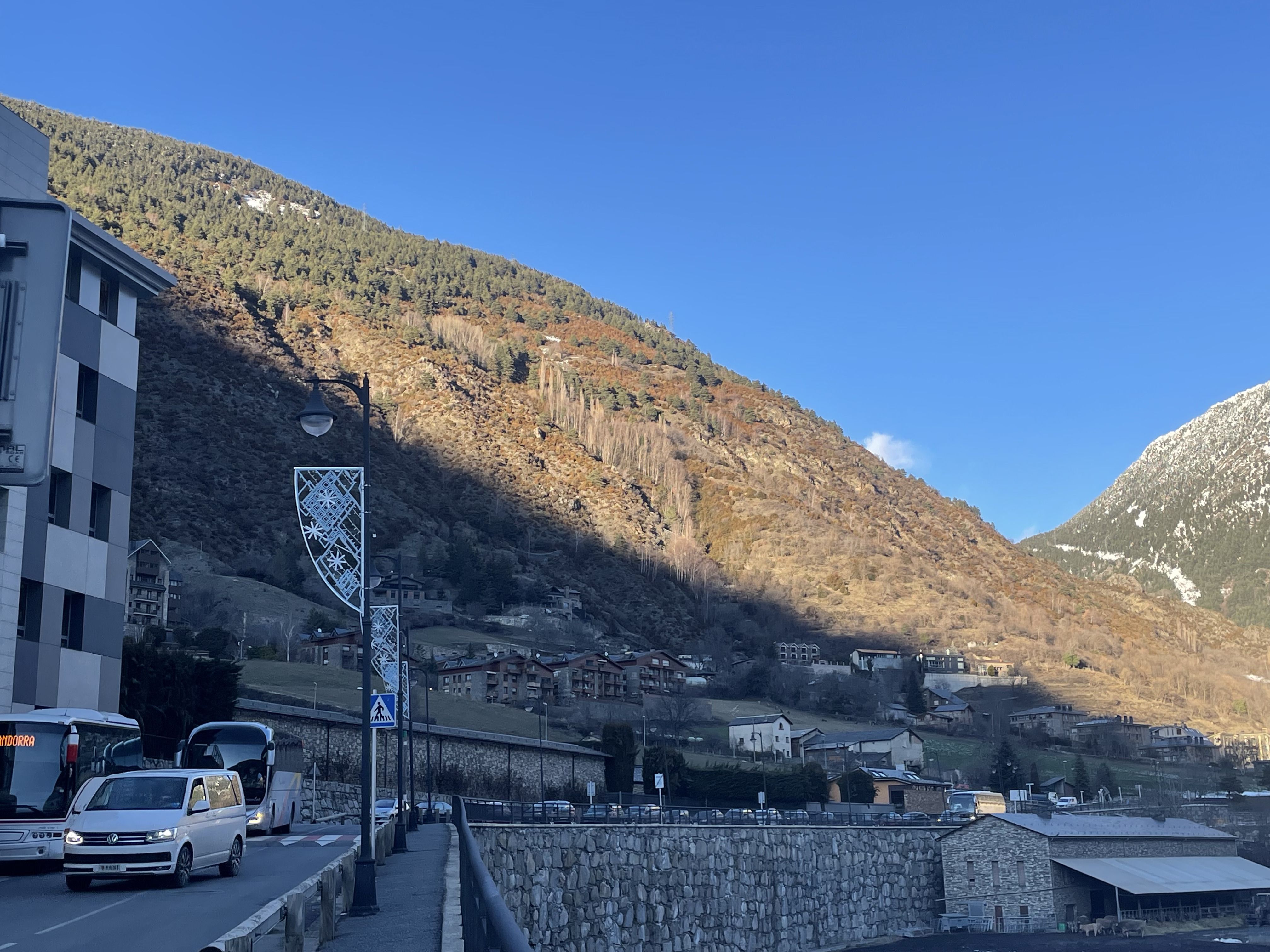 Retencions a l'entrada de l'escola andorrana de secundària d'Encamp. // A.G.