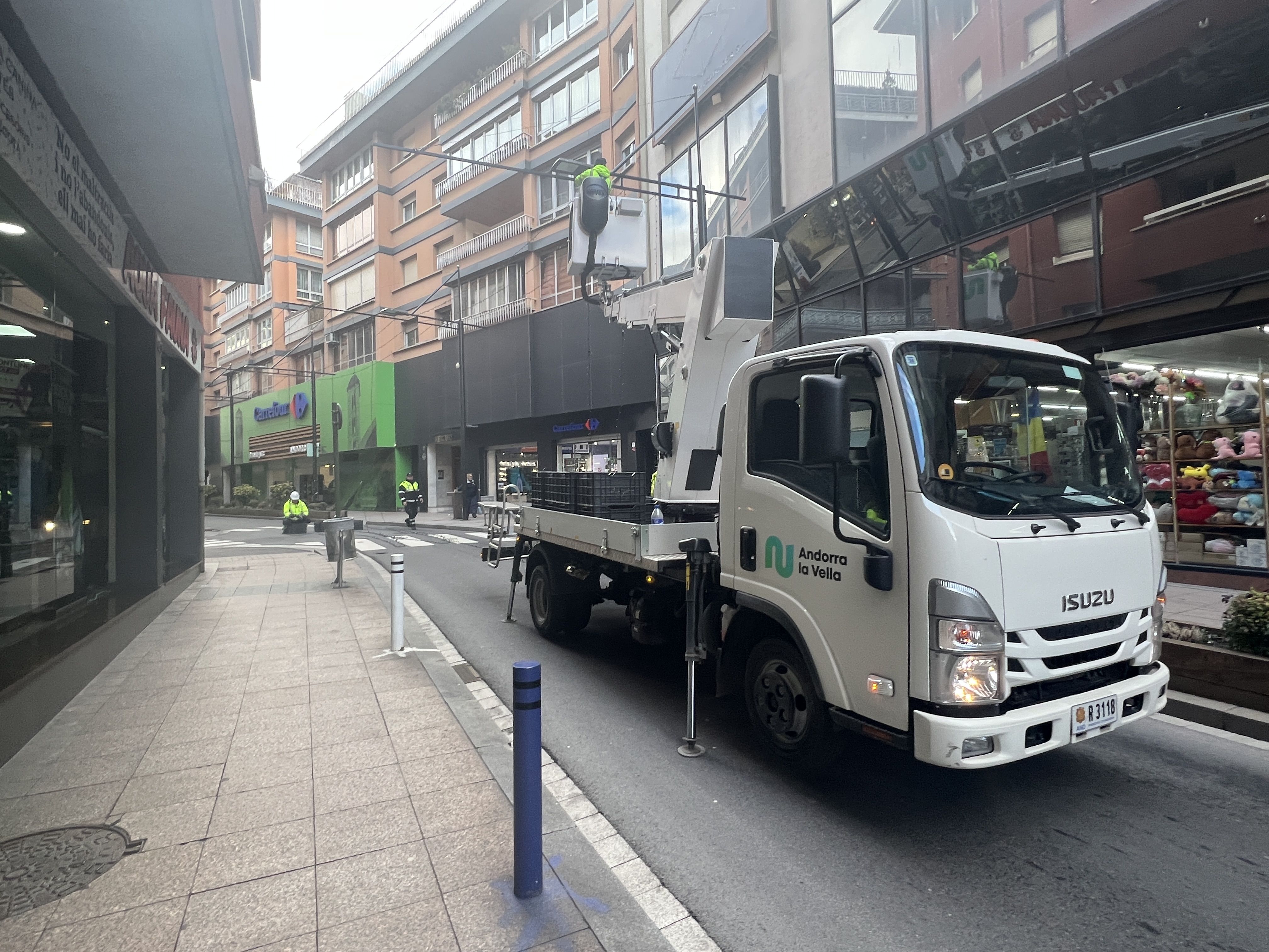 La grua retirant els llums.