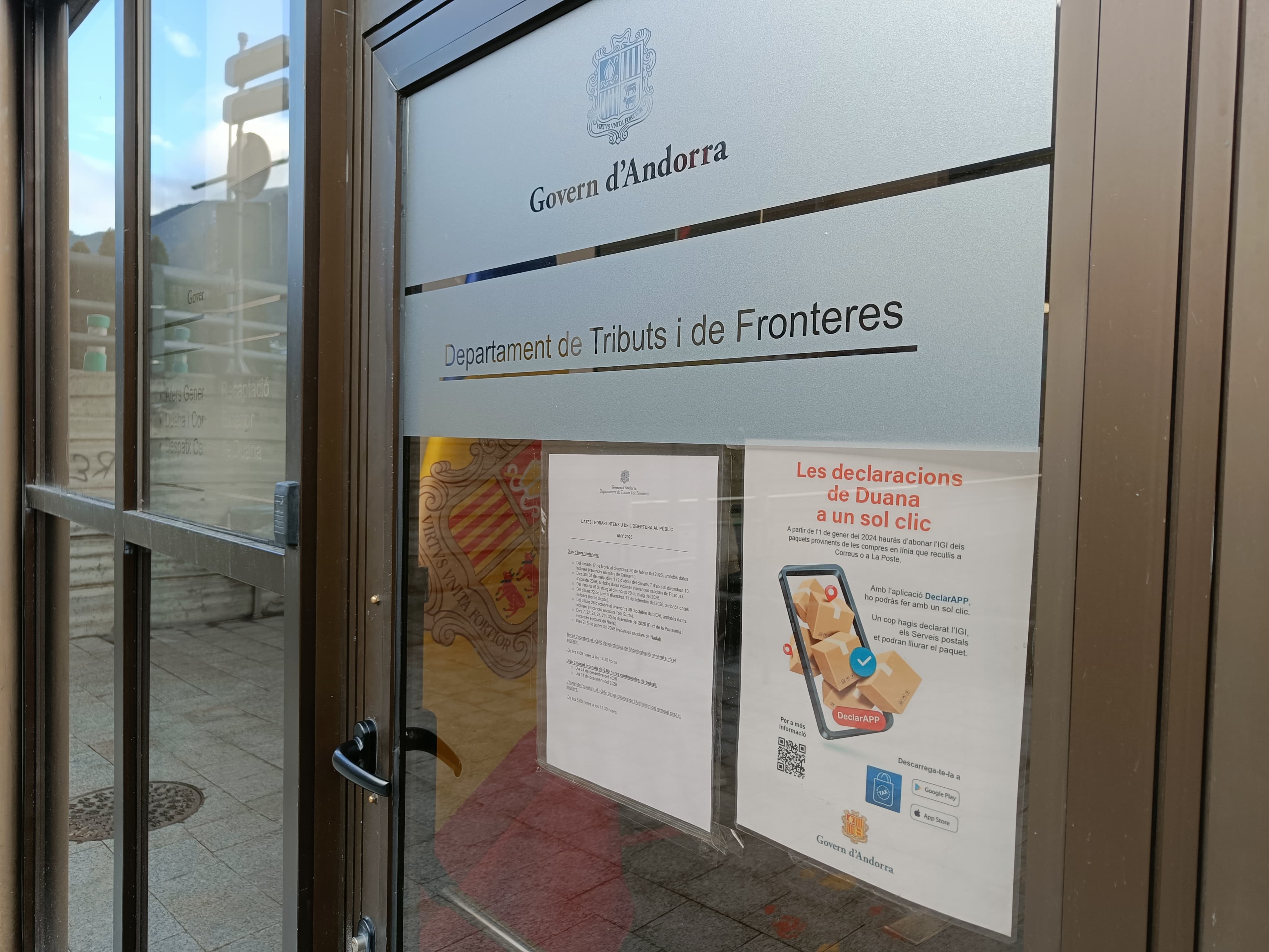 Un cartell que informa sobre l'aplicació DeclarApp al despatx de Duana.