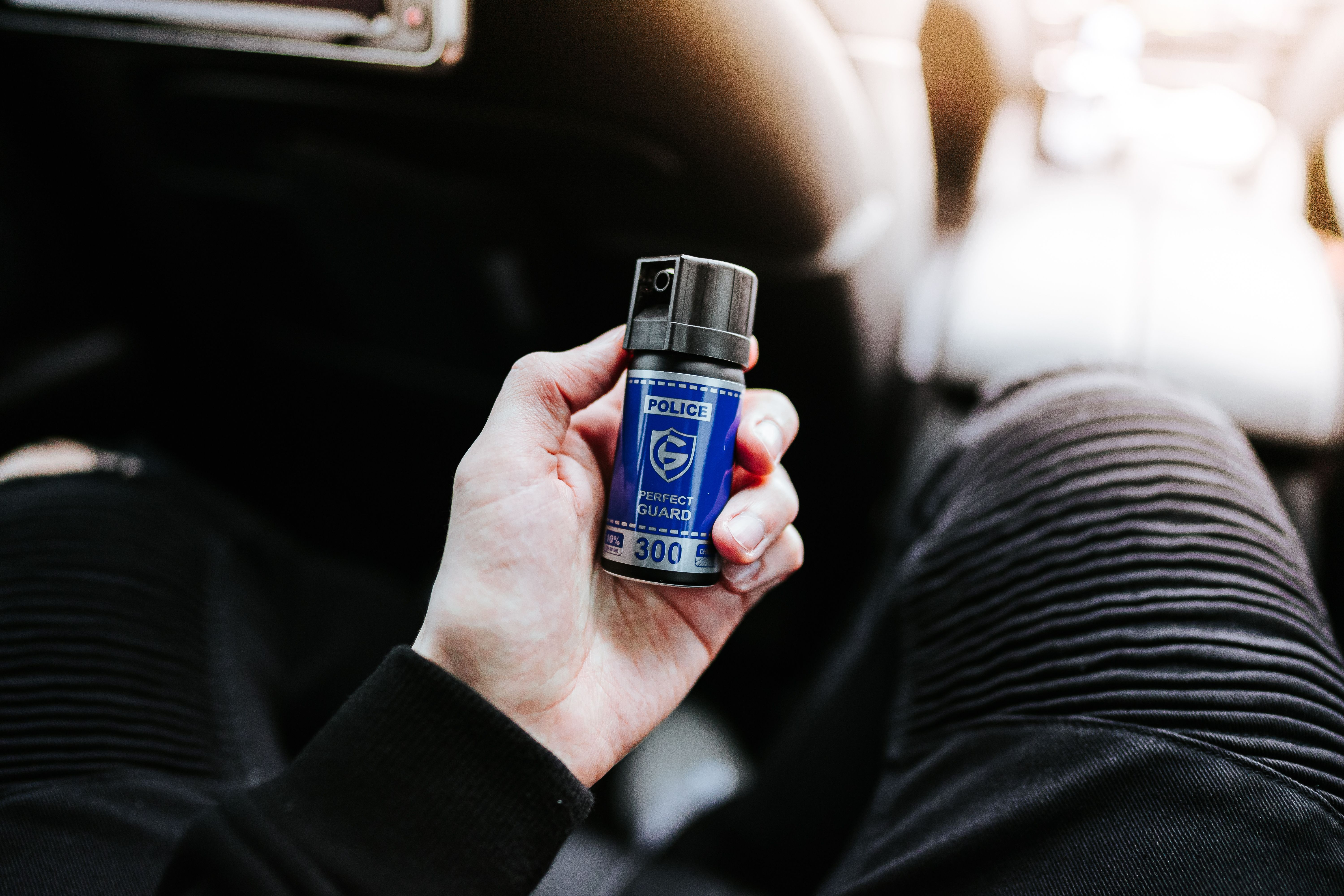 El noi buscava el seu telèfon mòbil i va ruixar un grup de turistes amb gas pebre.