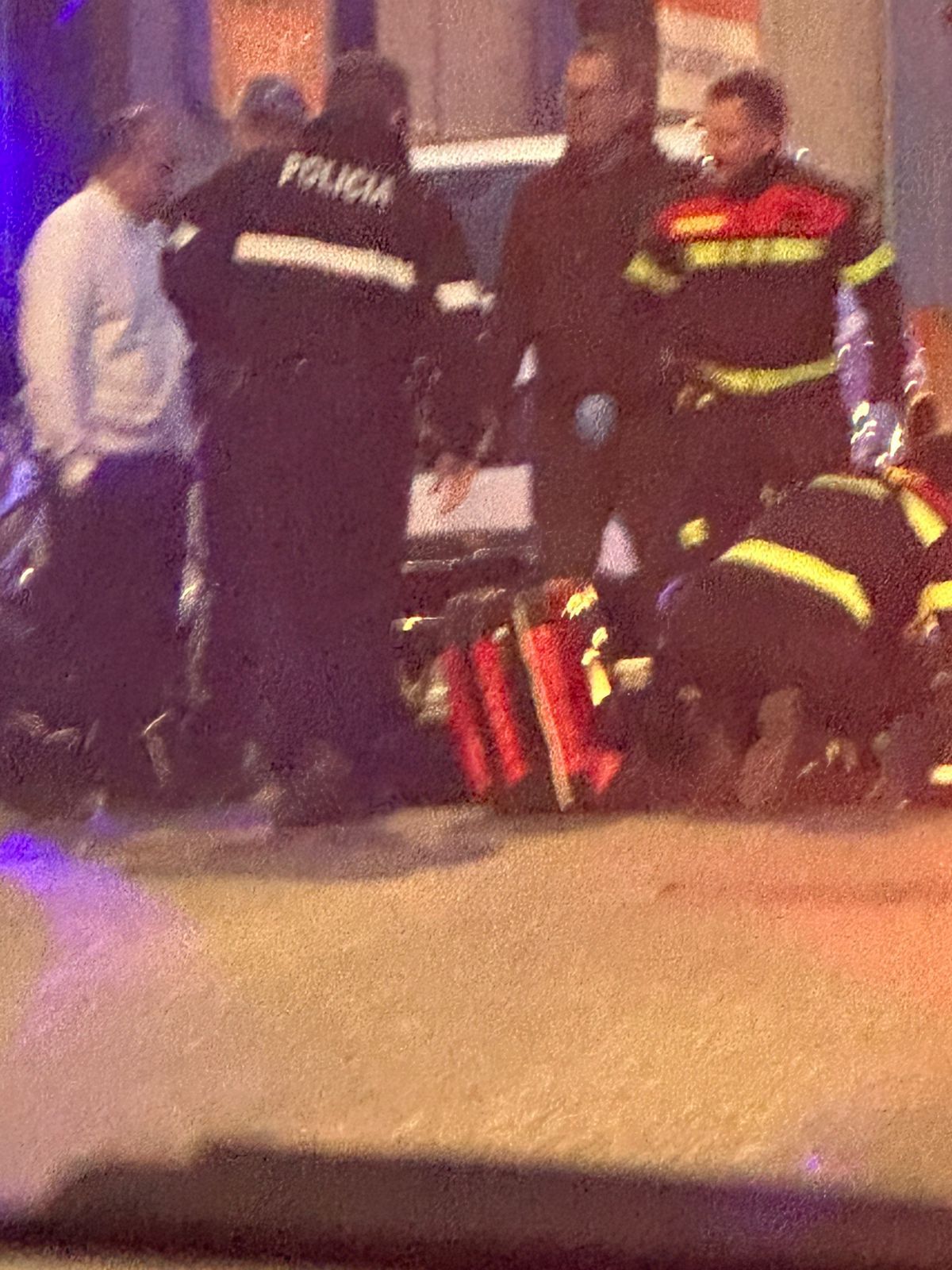 Els sanitaris, atenent al ferit a Santa Coloma.