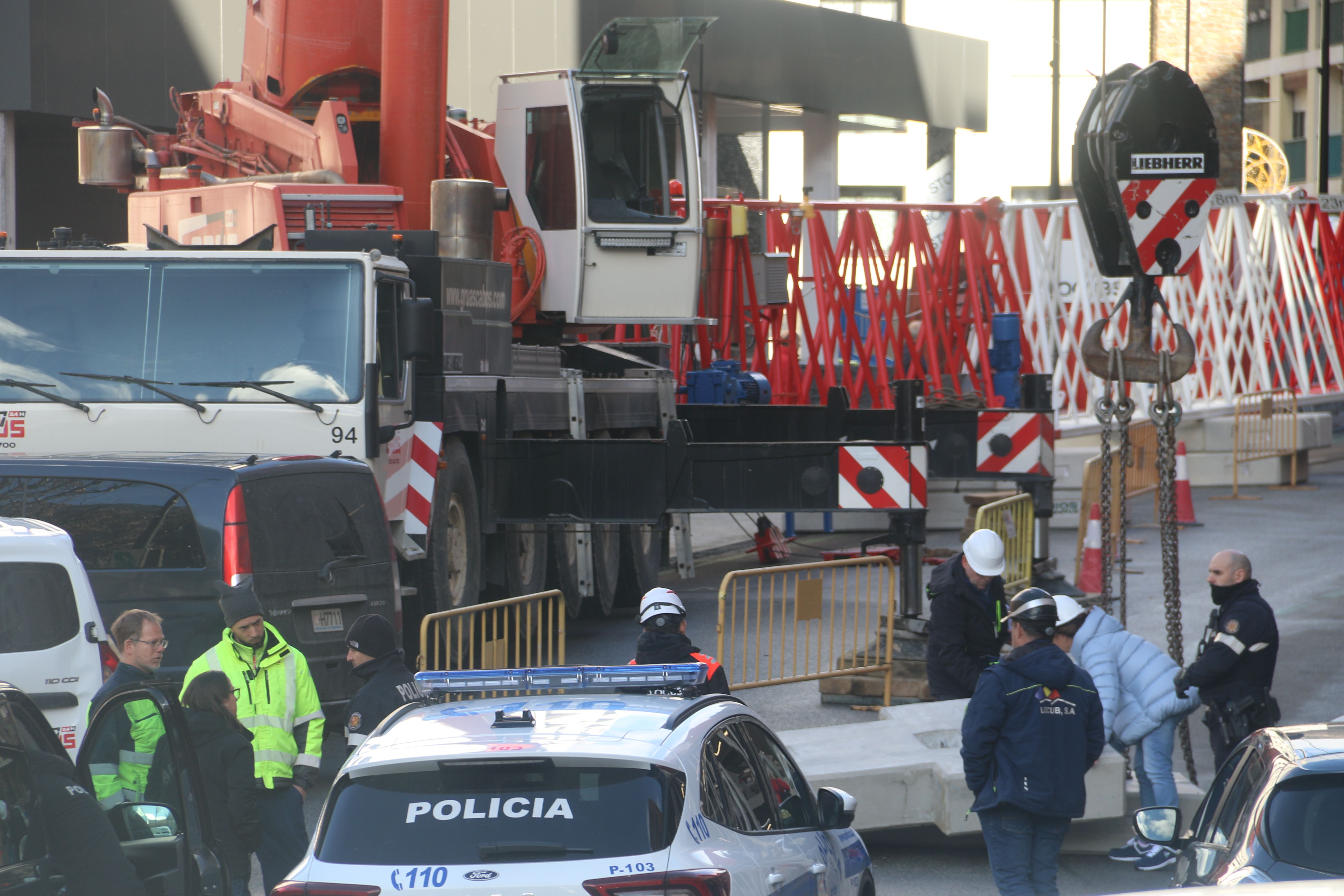 Els inspectors de treball analitzant el bloc de formigó.