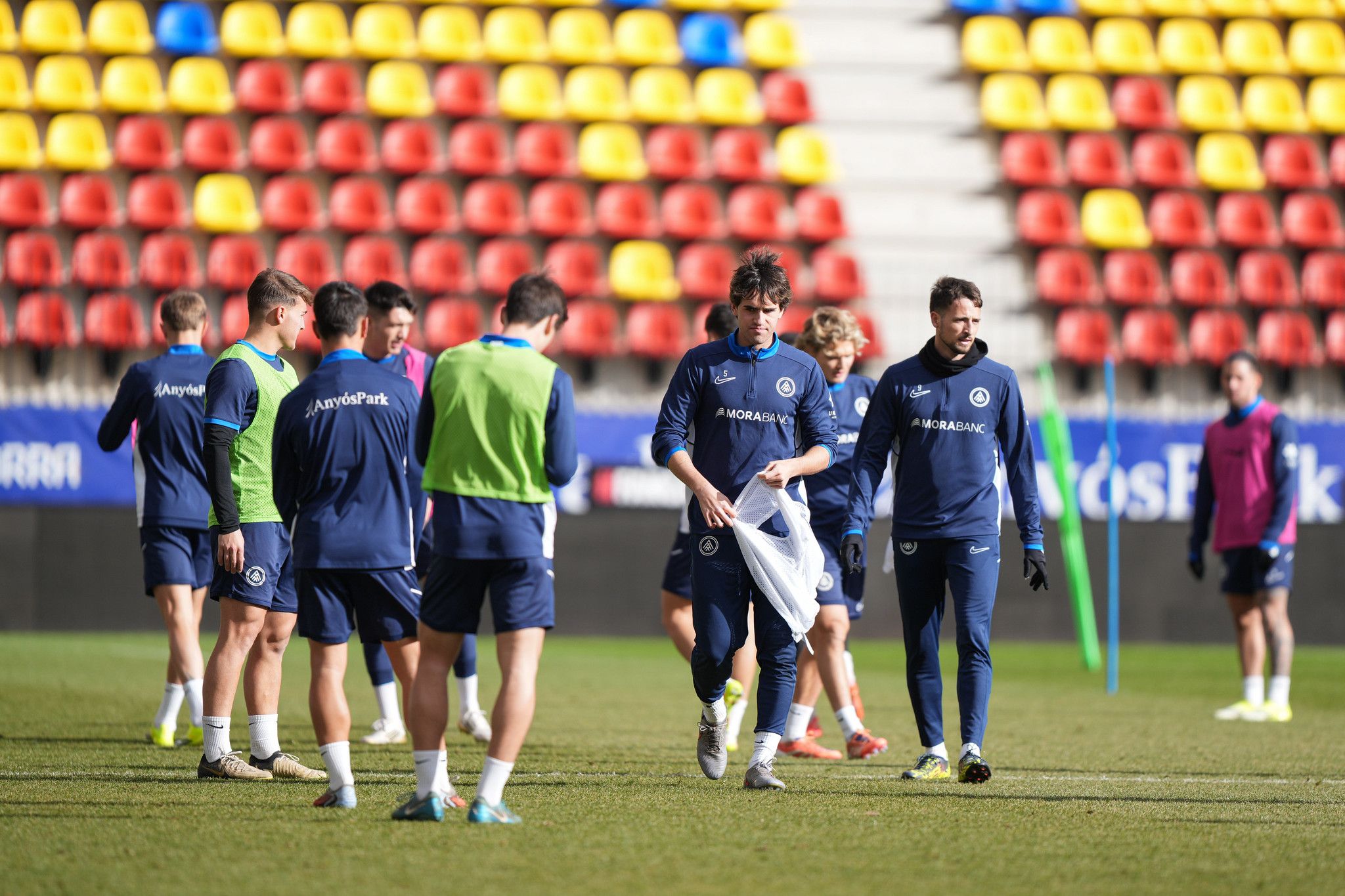 Els jugadors de l'FC Andorra van combatre el fred en l'últim entrenament de divendres a Encamp.