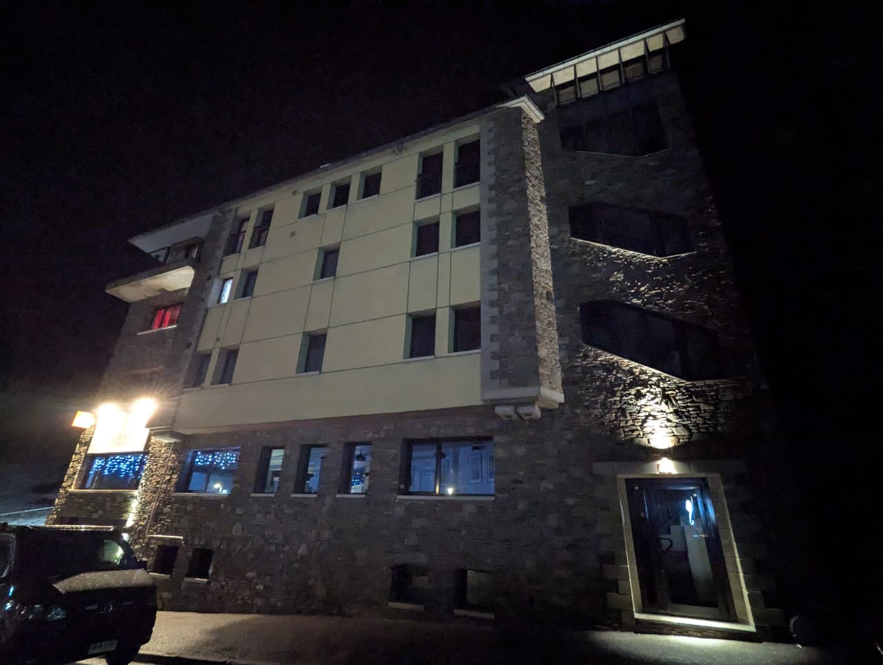 Un detall de l'edifici on hi hauria hagut l'assalt. Un detall de l'edifici on hi hauria hagut l'assalt.