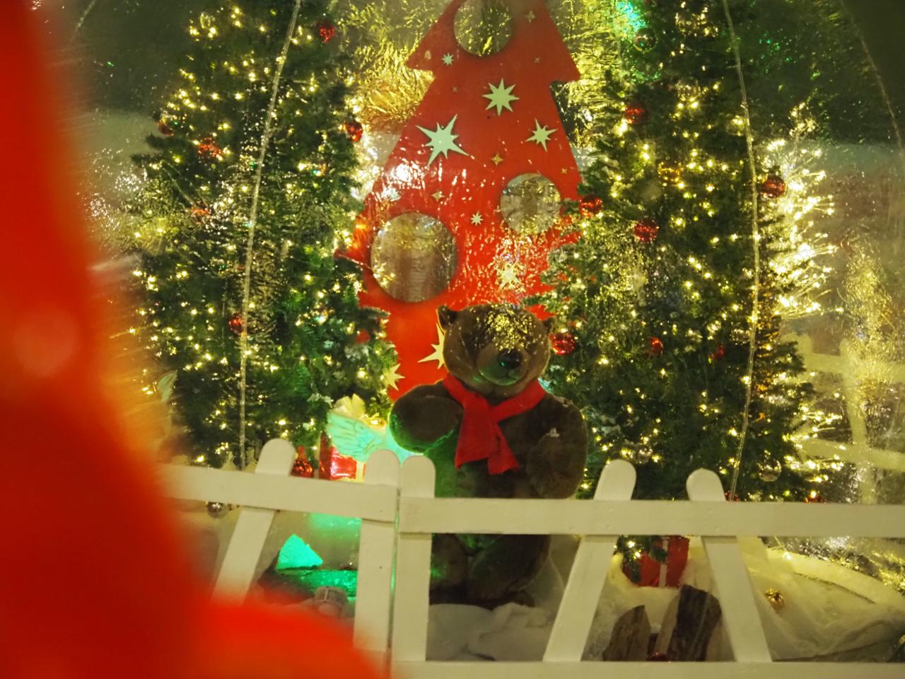 Decoracions nadalenques de la plaça de l'Església que haurien resultat danyades.