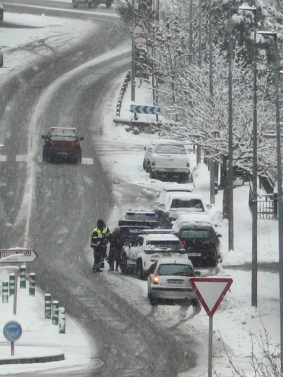 La policia ha hagut de personar-se a l'incident, que ha implicat diversos vehicles.
