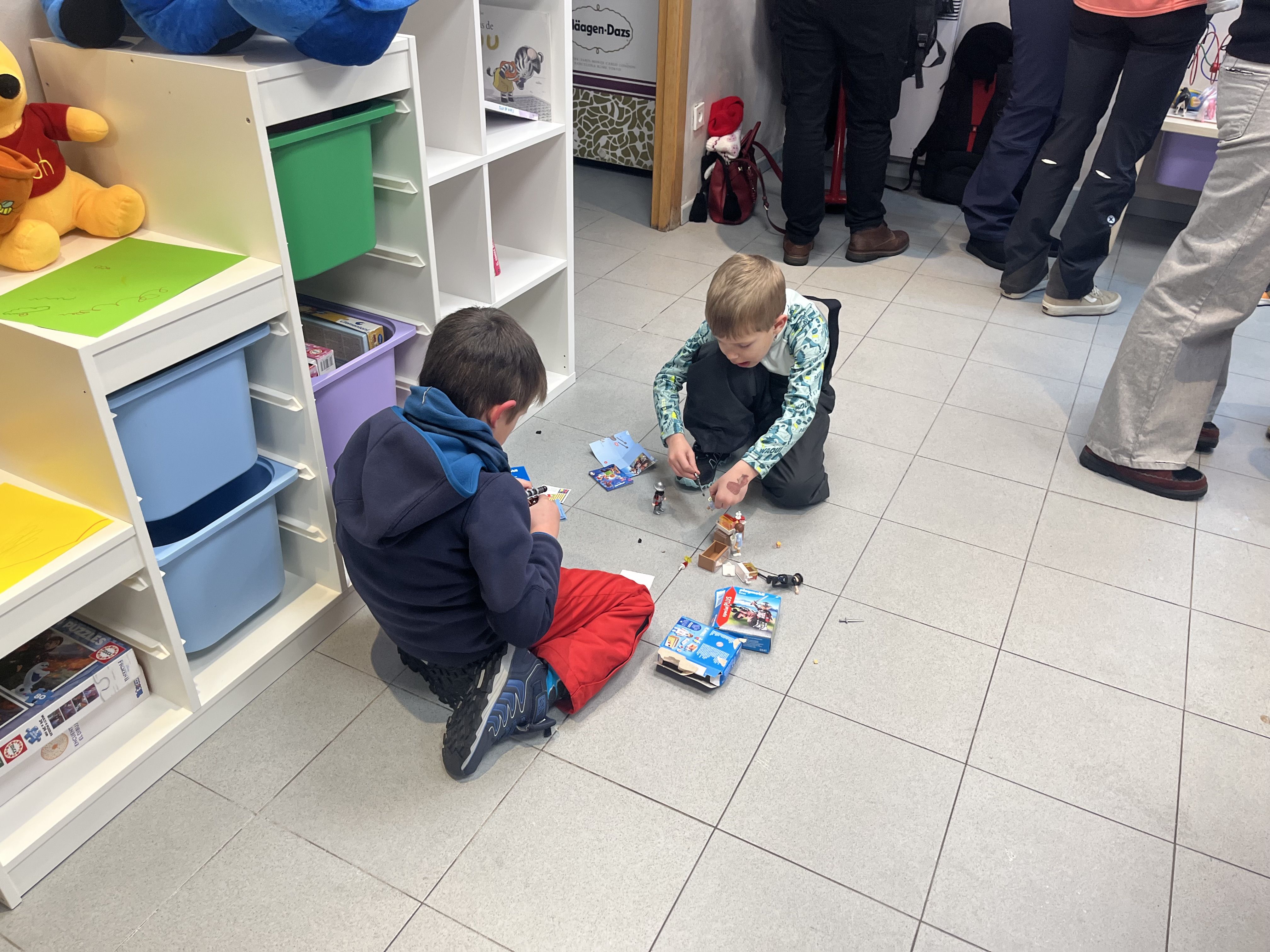 Uns infants jugant al nou espai d'esbarjo a la Cortinada. La portaveu del Sindicat, Rebeca Bonache.