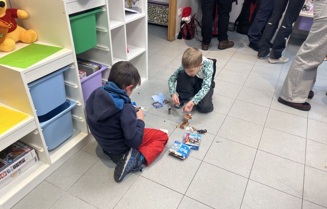 Uns infants jugant al nou espai d'esbarjo a la Cortinada. Uns infants jugant al nou espai d'esbarjo a la Cortinada.