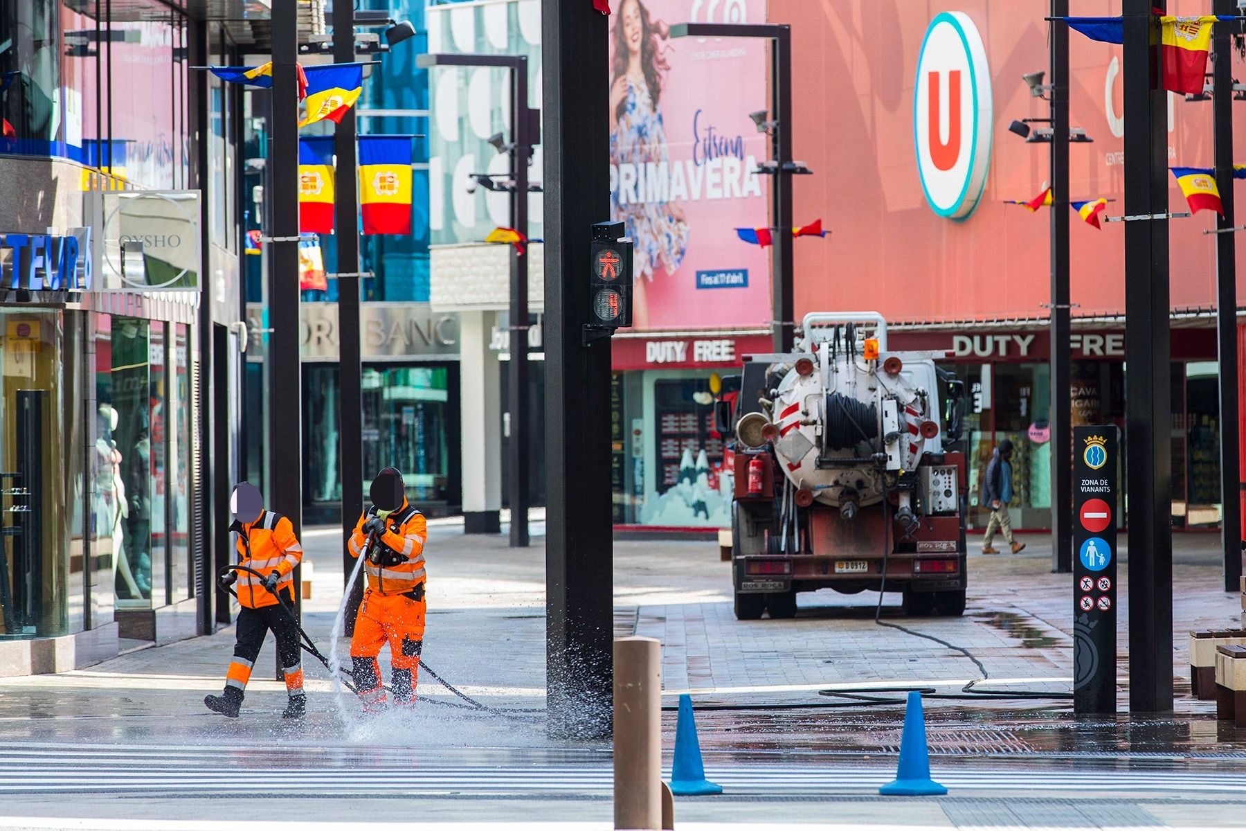 Operaris del servei d'Higiene del comú d'Andorra la Vella en plena tasca.