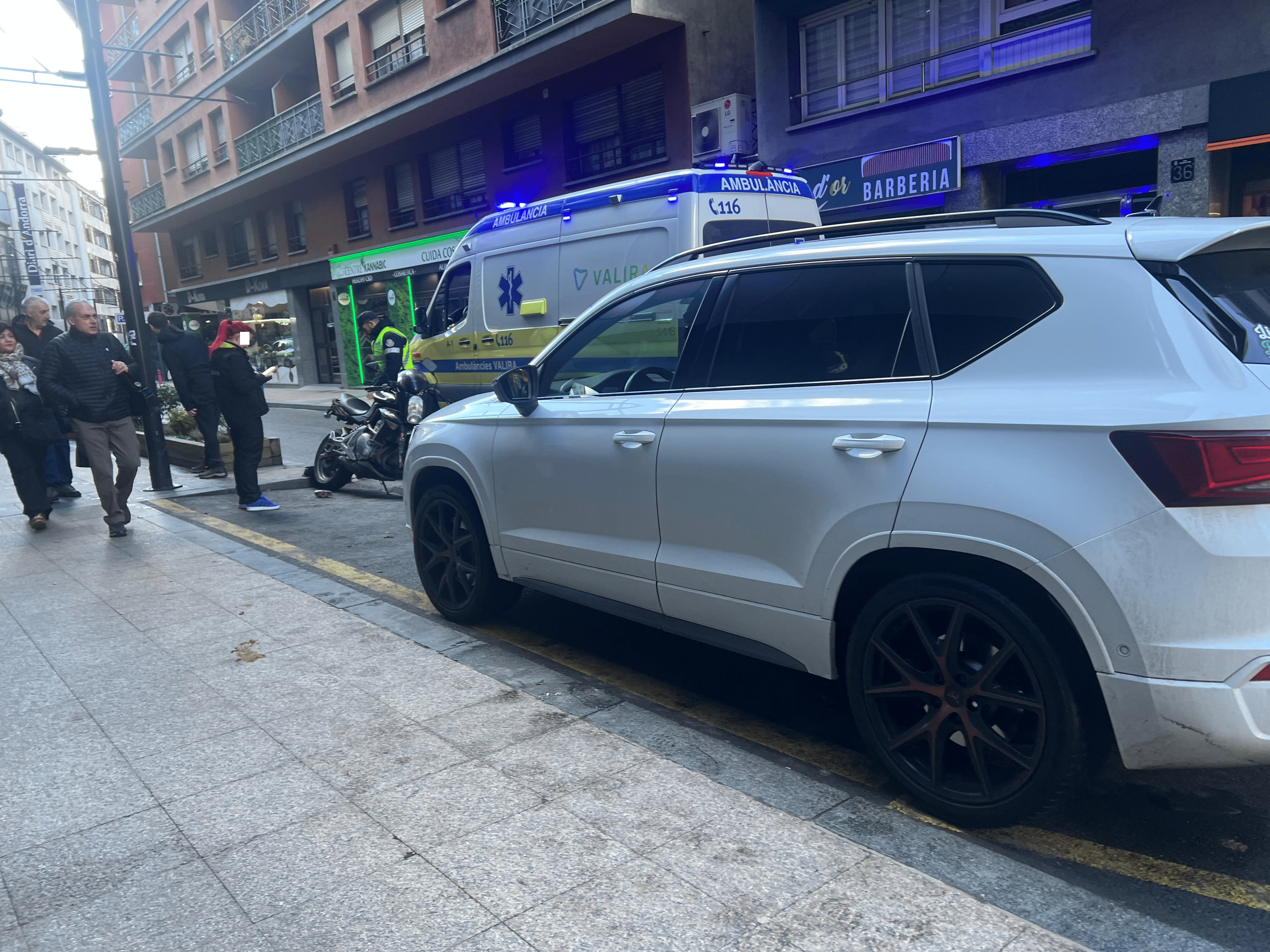 Petita topada entre un cotxe i una moto al carrer Bonaventura Riberaygua. Petita topada entre un cotxe i una moto al carrer Bonaventura Riberaygua.