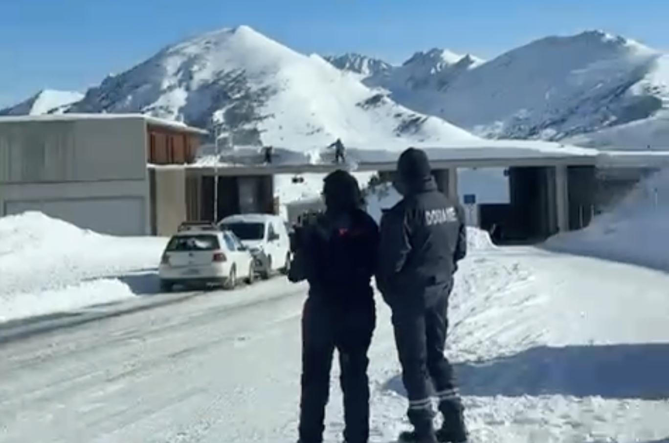 Treballs retirada de neu de la taulada. 