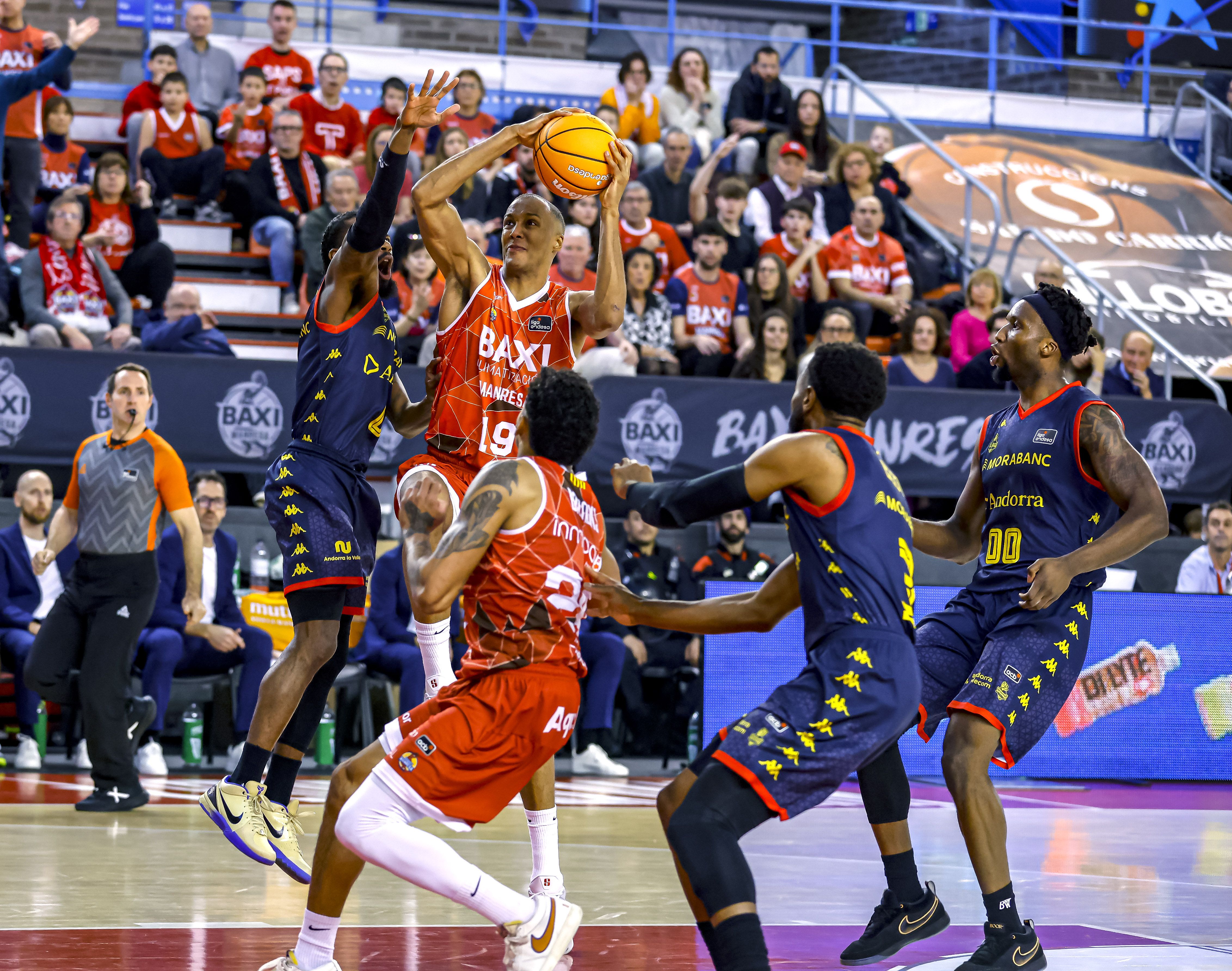 Olinde, buscant cistella davant l'oposició dels tricolors.