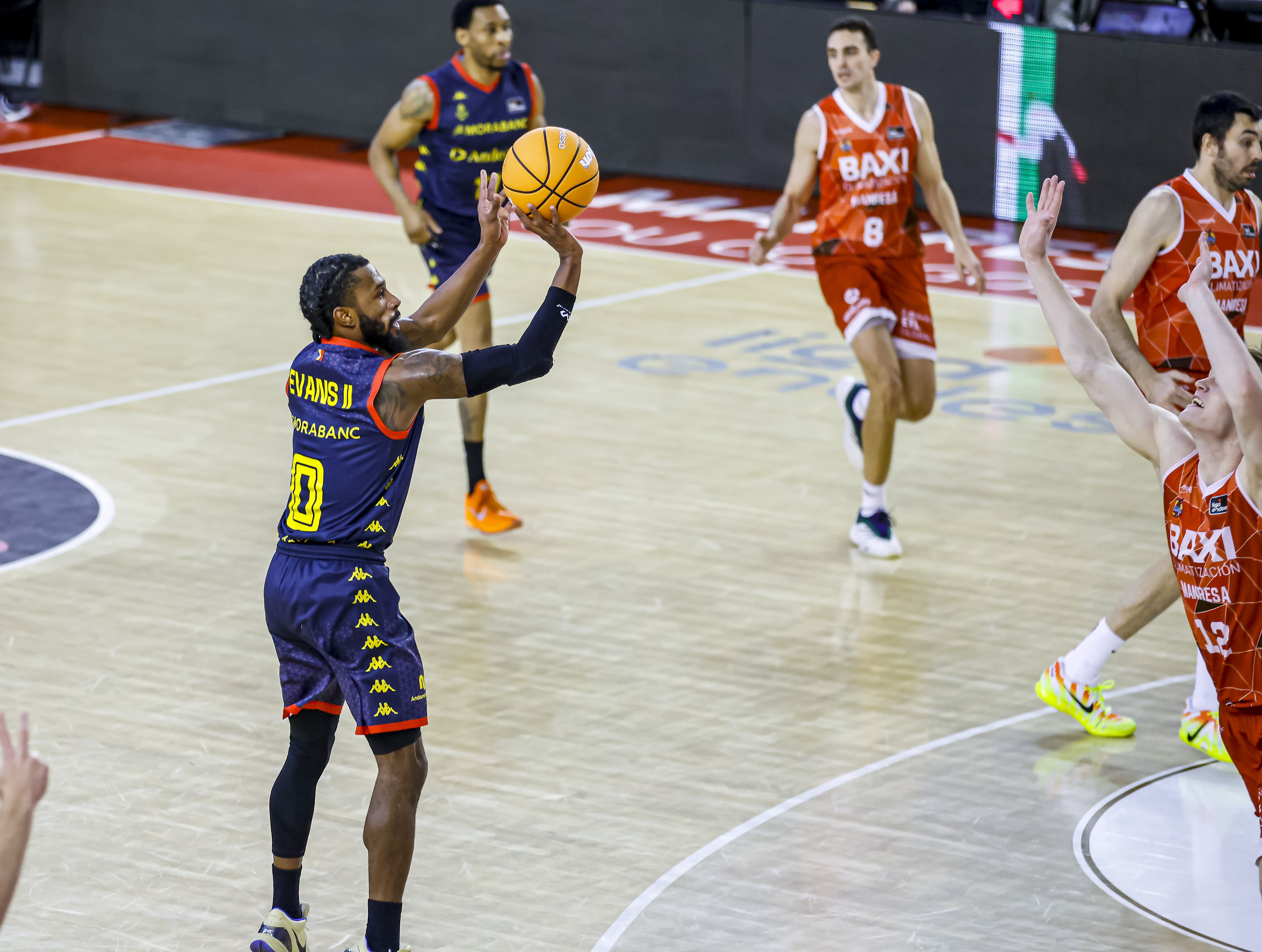 Shannon Evans, tirant des de l'exterior. Shannon Evans, tirant des de l'exterior.