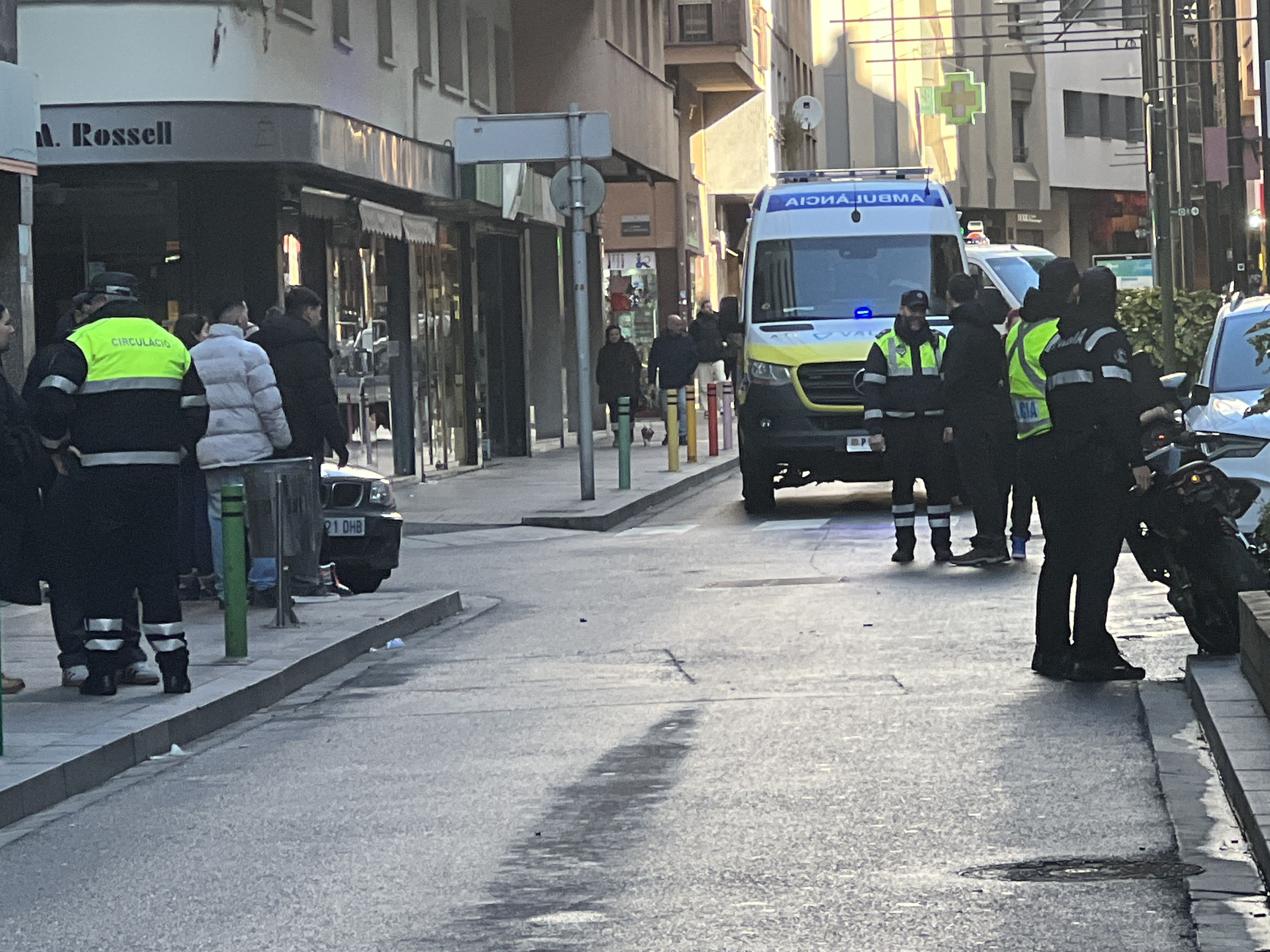 Lloc on hi ha hagut l'accident, amb la moto afectada a la dreta i el cotxes implicats un a cada banda.