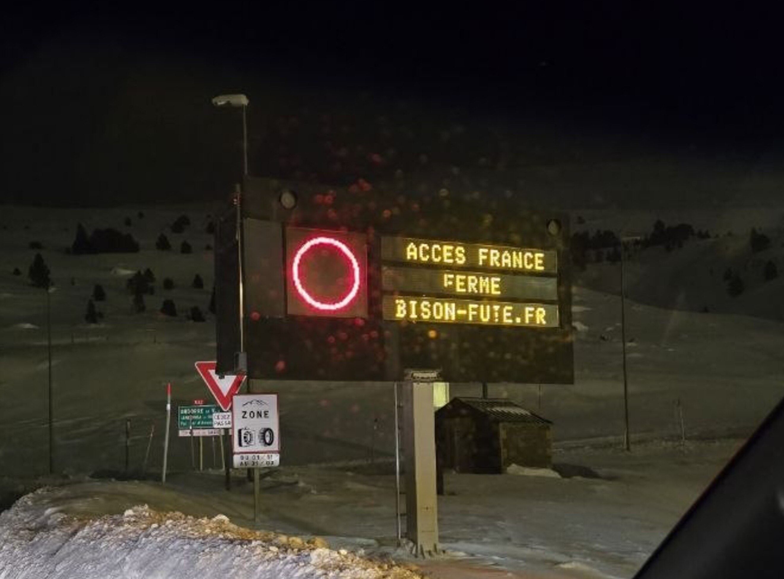 Un conductor arriba a un rètol lluminós que indica el tancament de la carretera aquesta nit.