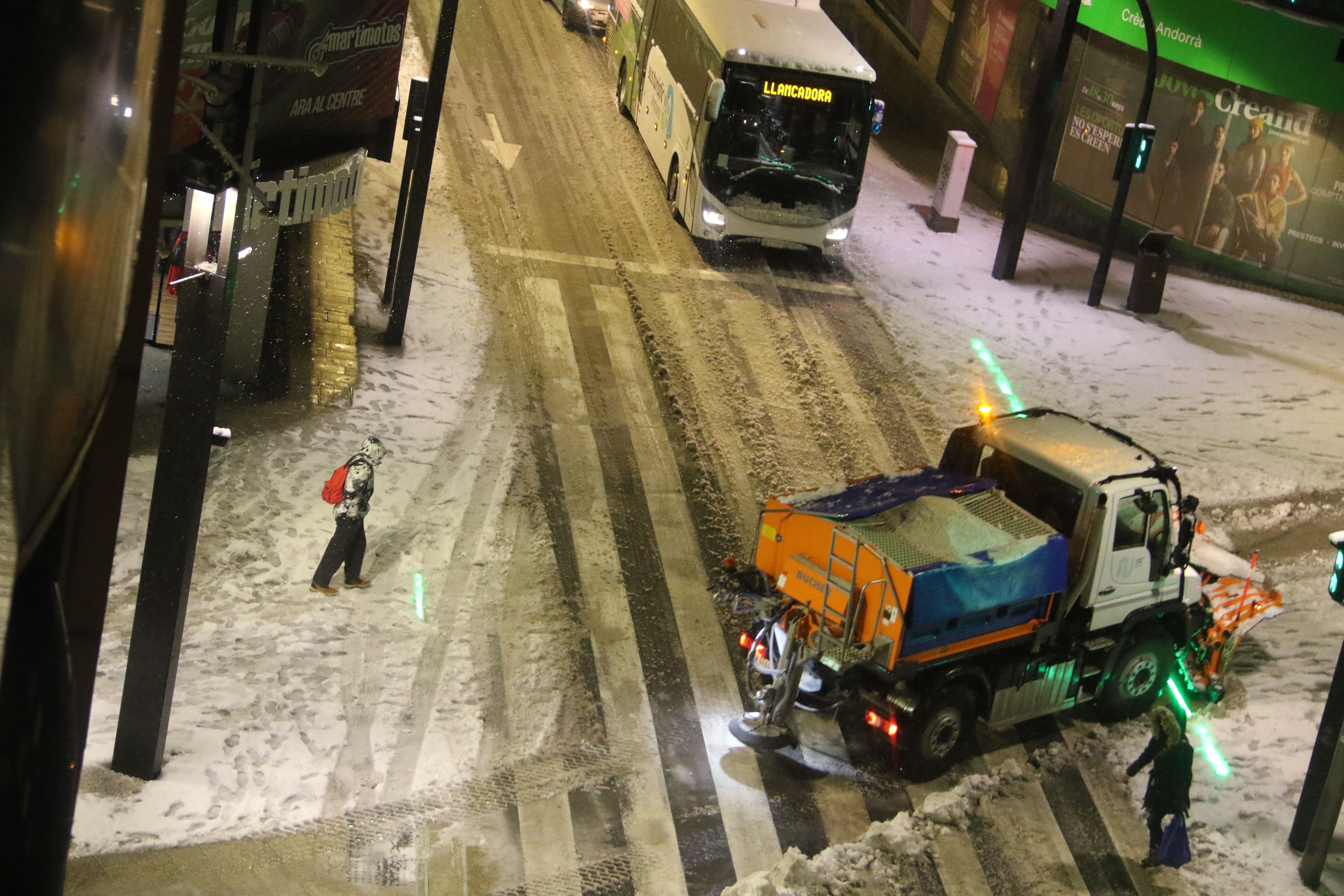 De bon matí hi ha dificultats per tot arreu, inclòs al centre d'Andorra la Vella. De bon matí hi ha dificultats per tot arreu, inclòs al centre d'Andorra la Vella.