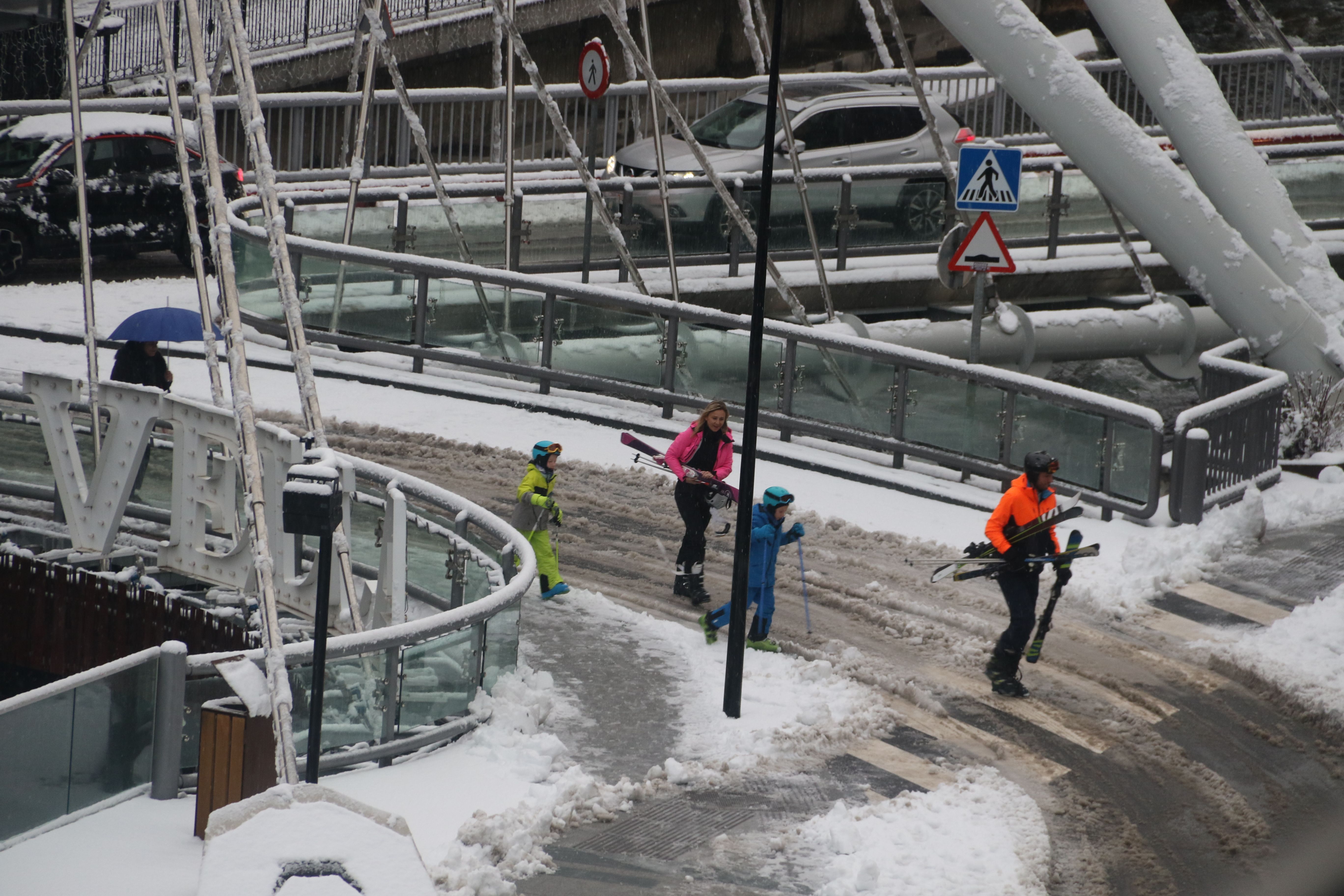 Una família amb intenció d'anar a esquiar camina pel centre d'Andorra la Vella a la recerca del bus. Una família amb intenció d'anar a esquiar camina pel centre d'Andorra la Vella a la recerca del bus.