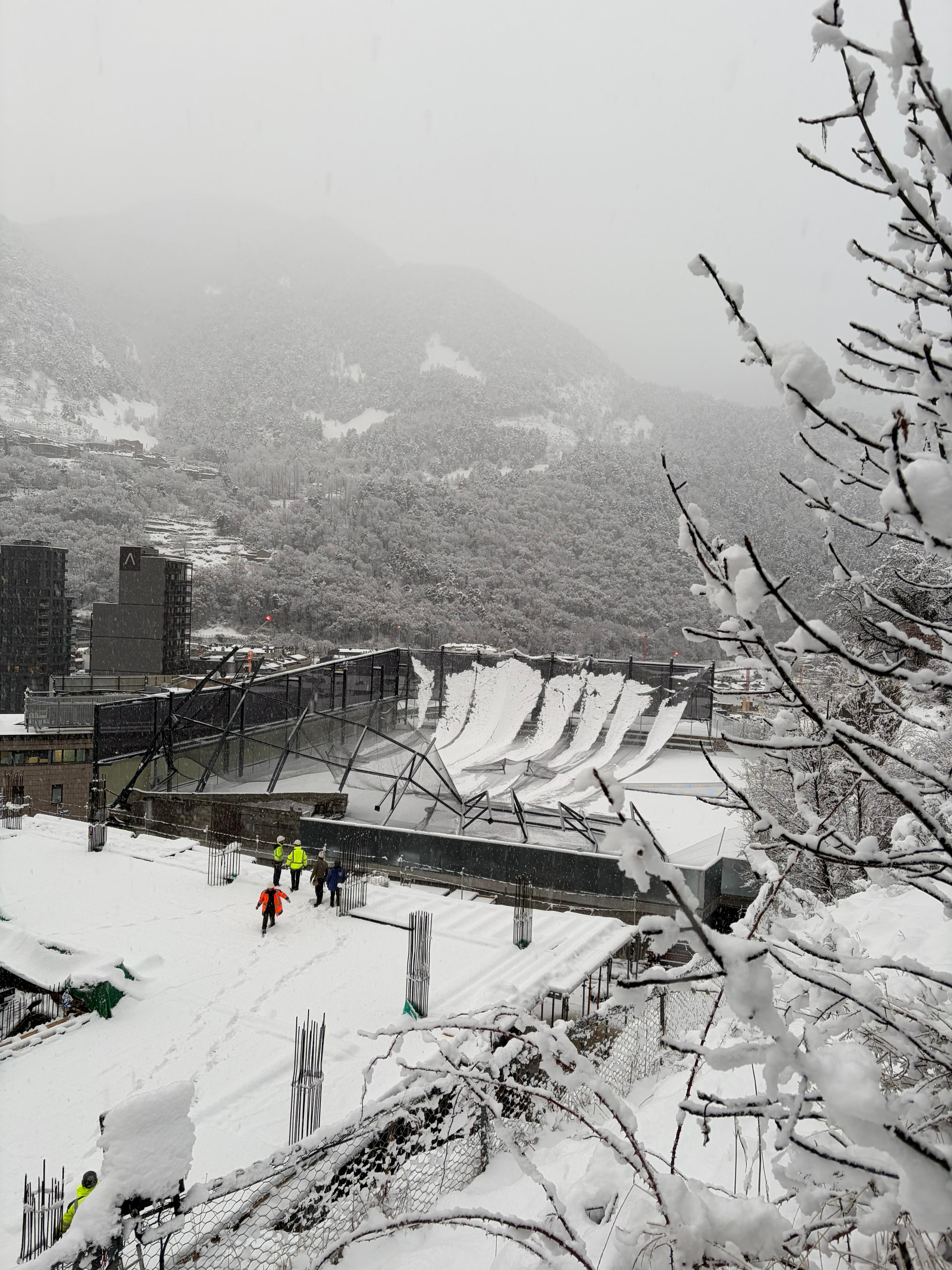 Pista de tennis del pàrquing del Falgueró. Pista de tennis del pàrquing del Falgueró.