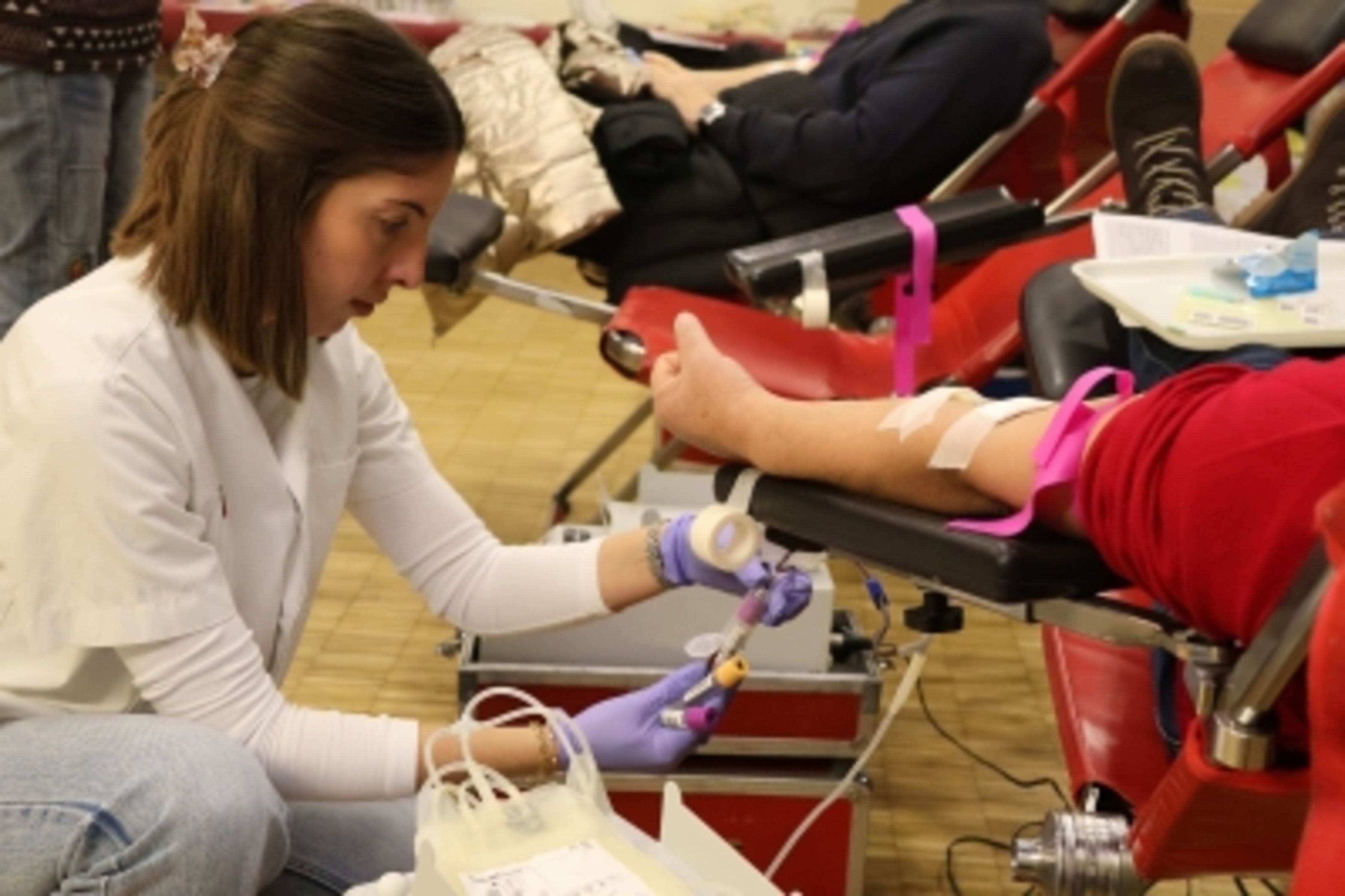 Personal sanitari atenent a una persona.