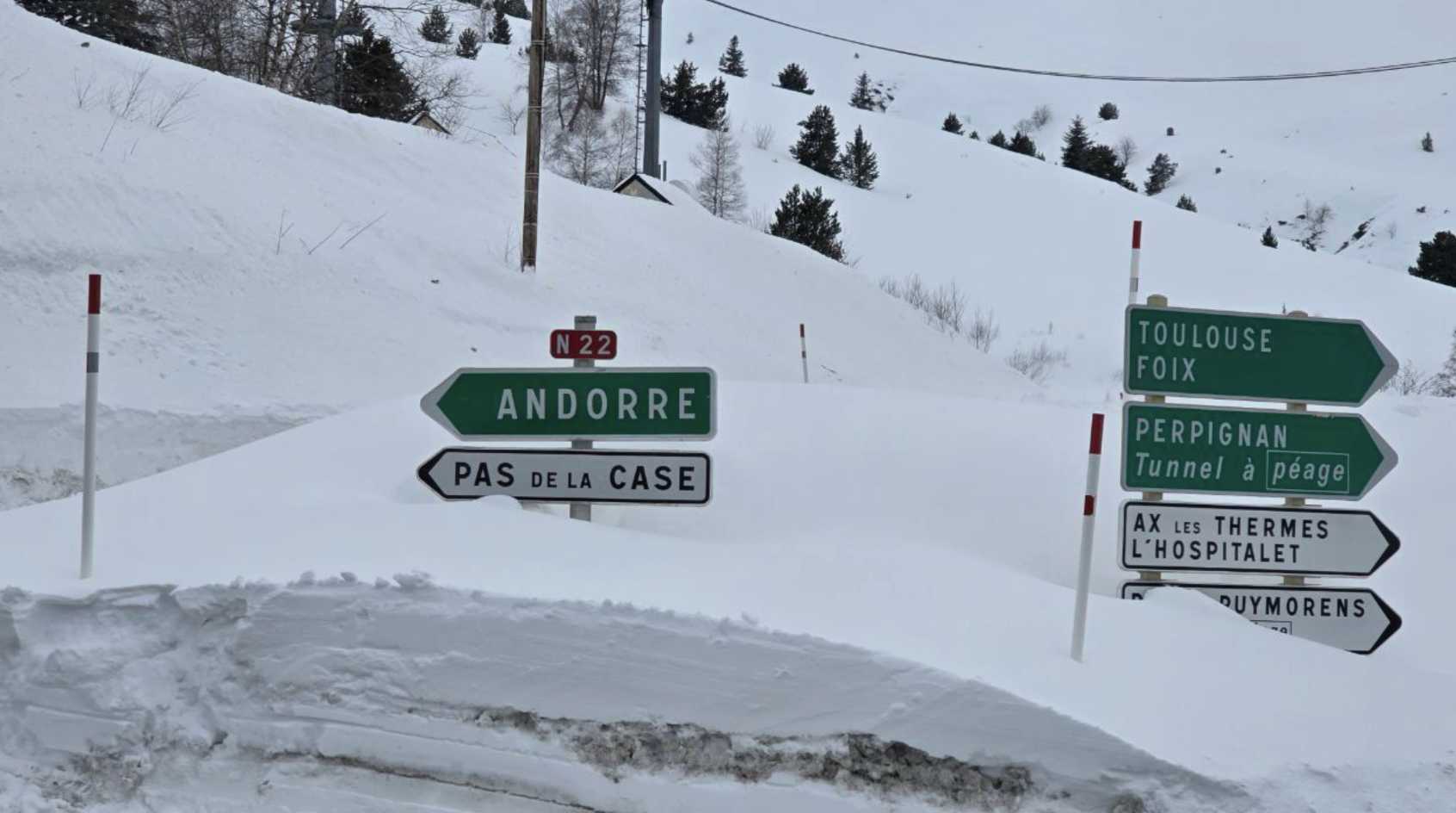 Cruïlla a la carretera de sortida del Pas.