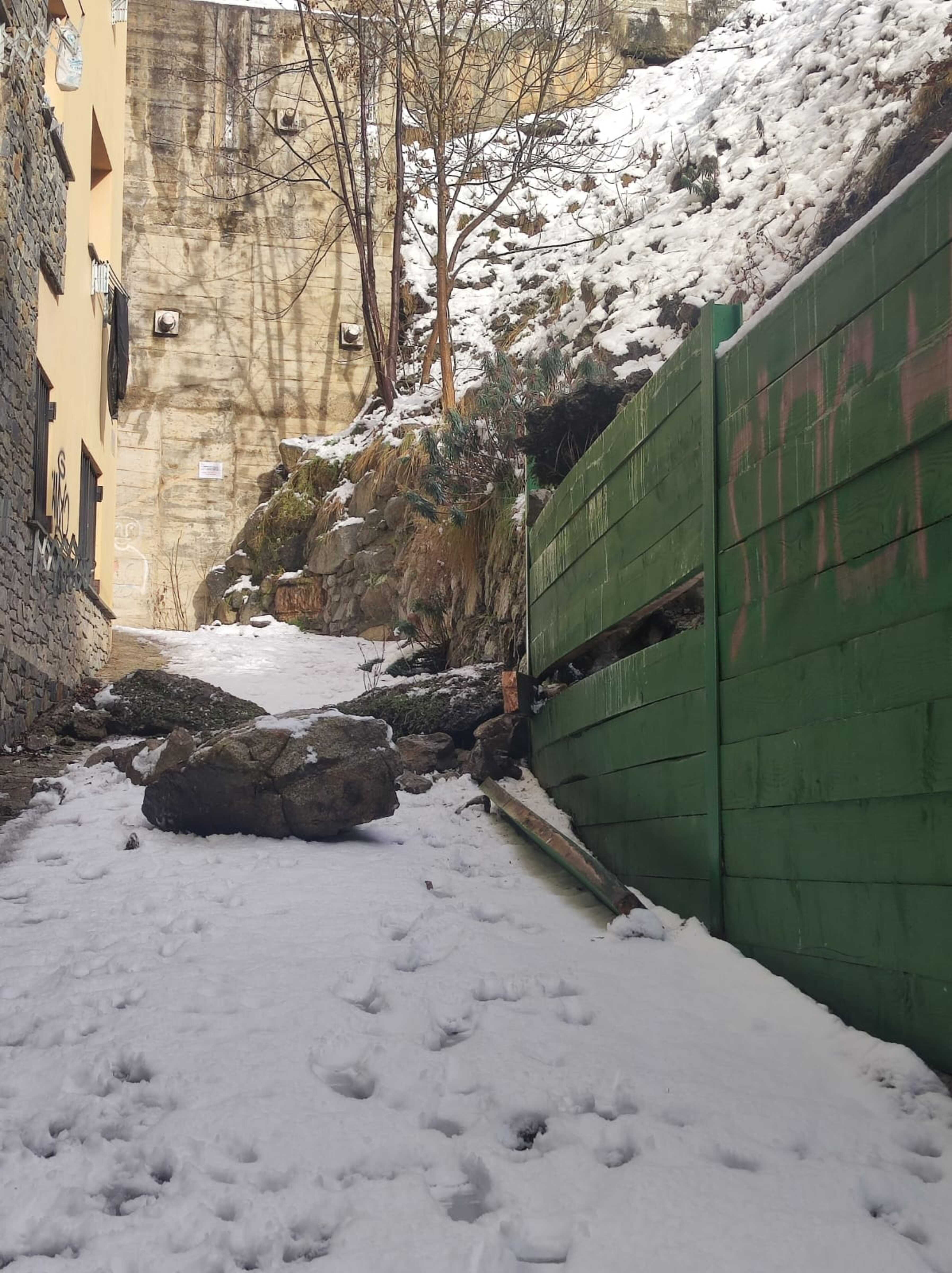 La pedra que s'ha desprès al carrer Mestre Xavier Plana.