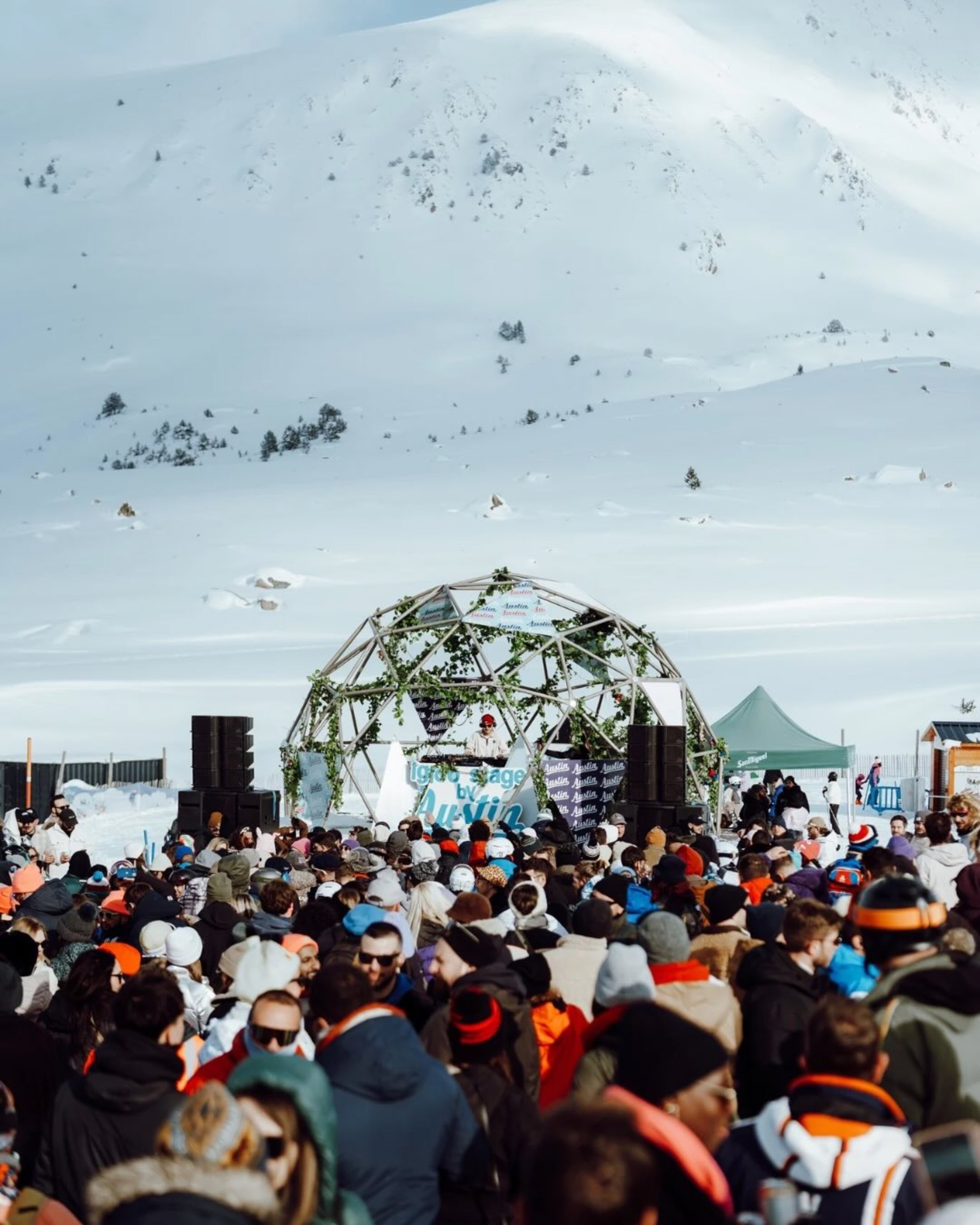 Un dels escenaris de l'edició 2025 plena de gent.