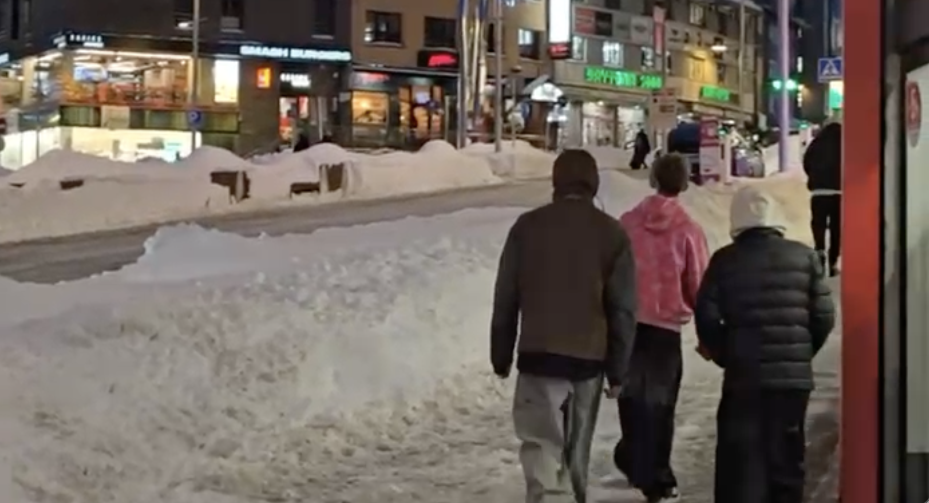 Vianants en un dels carrers comercials del Pas de la Casa.