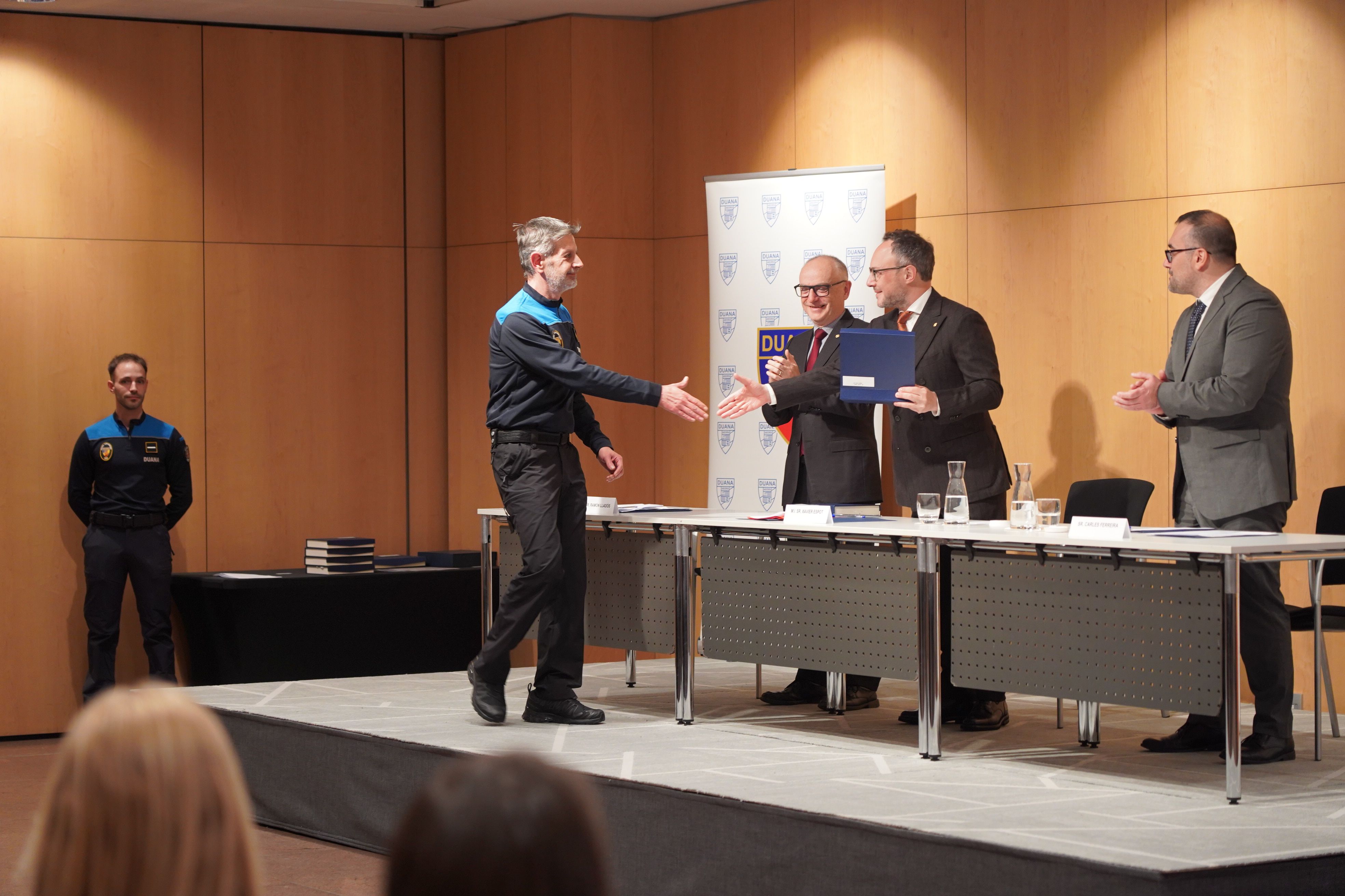 Lliurament d’un dels reconeixements als agents més veterans. Lliurament d’un dels reconeixements als agents més veterans.