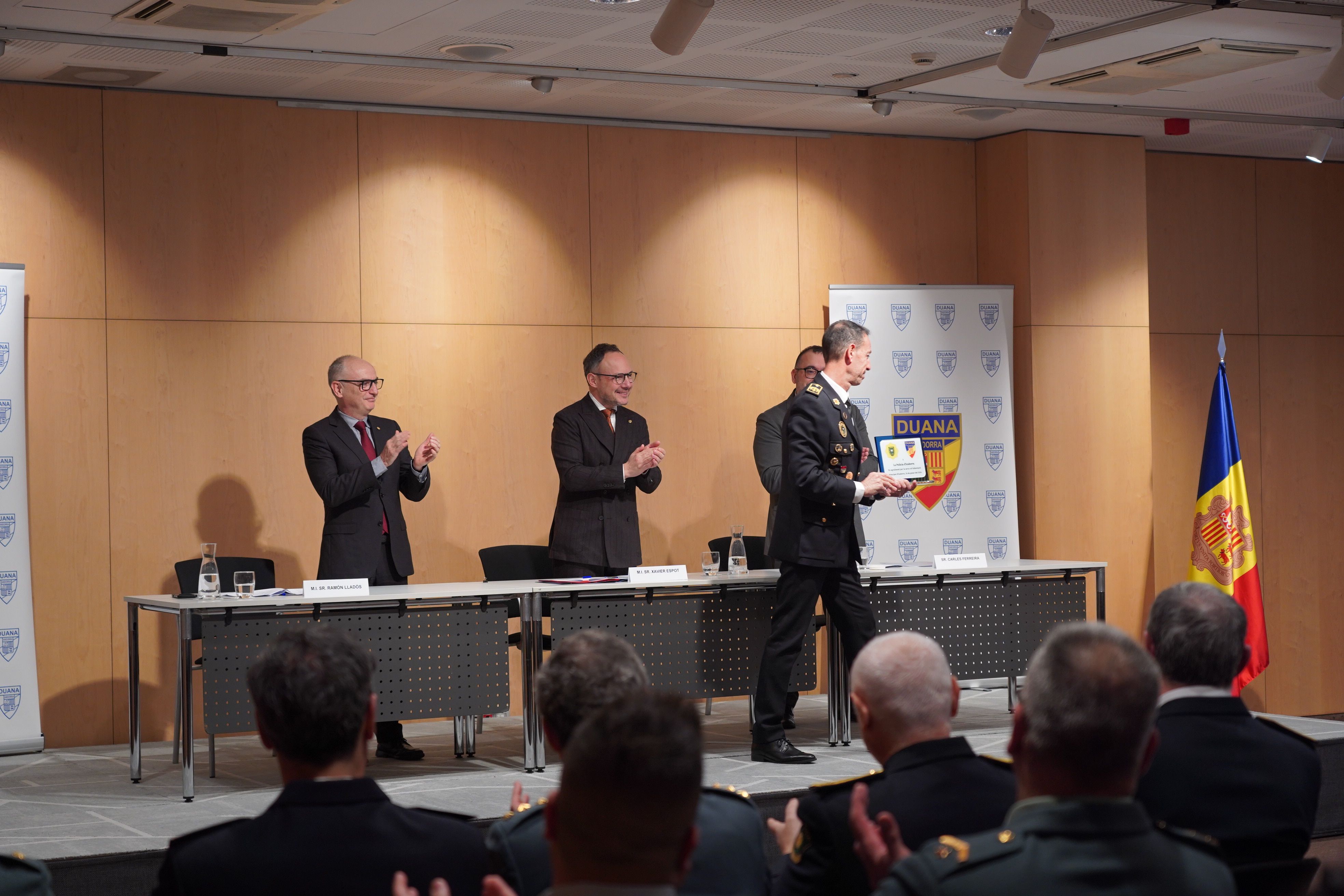 Bruno Lasne recollit el reconeixement de la tasca de col·laboració de la Policia d’Andorra amb la Duana. Bruno Lasne recollit el reconeixement de la tasca de col·laboració de la Policia d’Andorra amb la Duana.