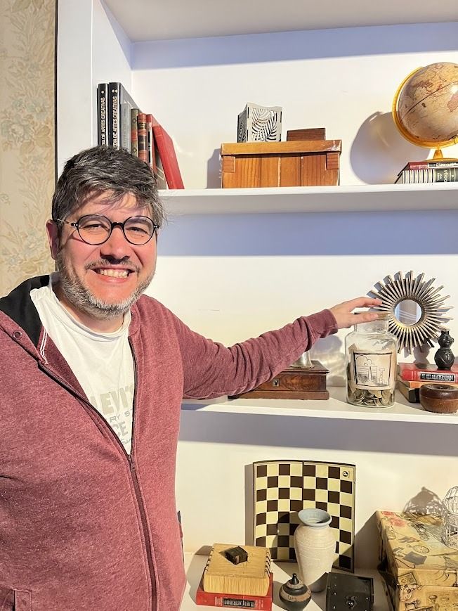 Jordi Martínez, amb el pot d'estalvis del protagonista de la pel·lícula 'UP'. Jordi Martínez, amb el pot d'estalvis del protagonista de la pel·lícula 'UP'.