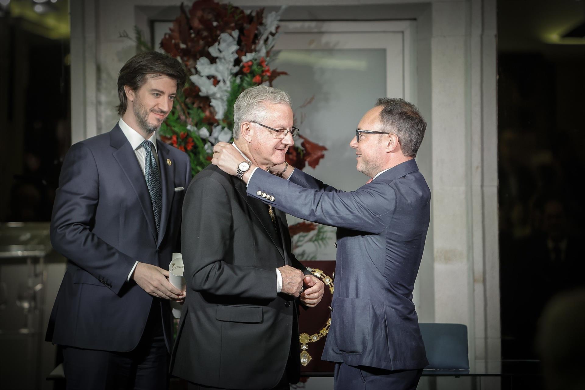 El cap de Govern (Xavier Espot) condecora l'arquebisbe emèrit (Joan-Enric Vives) en presència del síndic general (Carles Ensenyat). El cap de Govern (Xavier Espot) condecora l'arquebisbe emèrit (Joan-Enric Vives) en presència del síndic general (Carles Ensenyat).