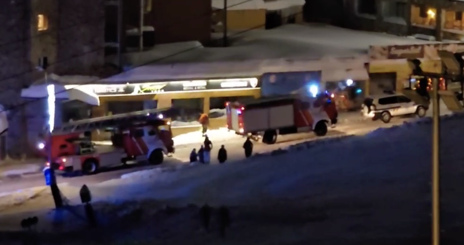 Dos camions dels bombers i una dotació de la policia. Dos camions dels bombers i una dotació de la policia.