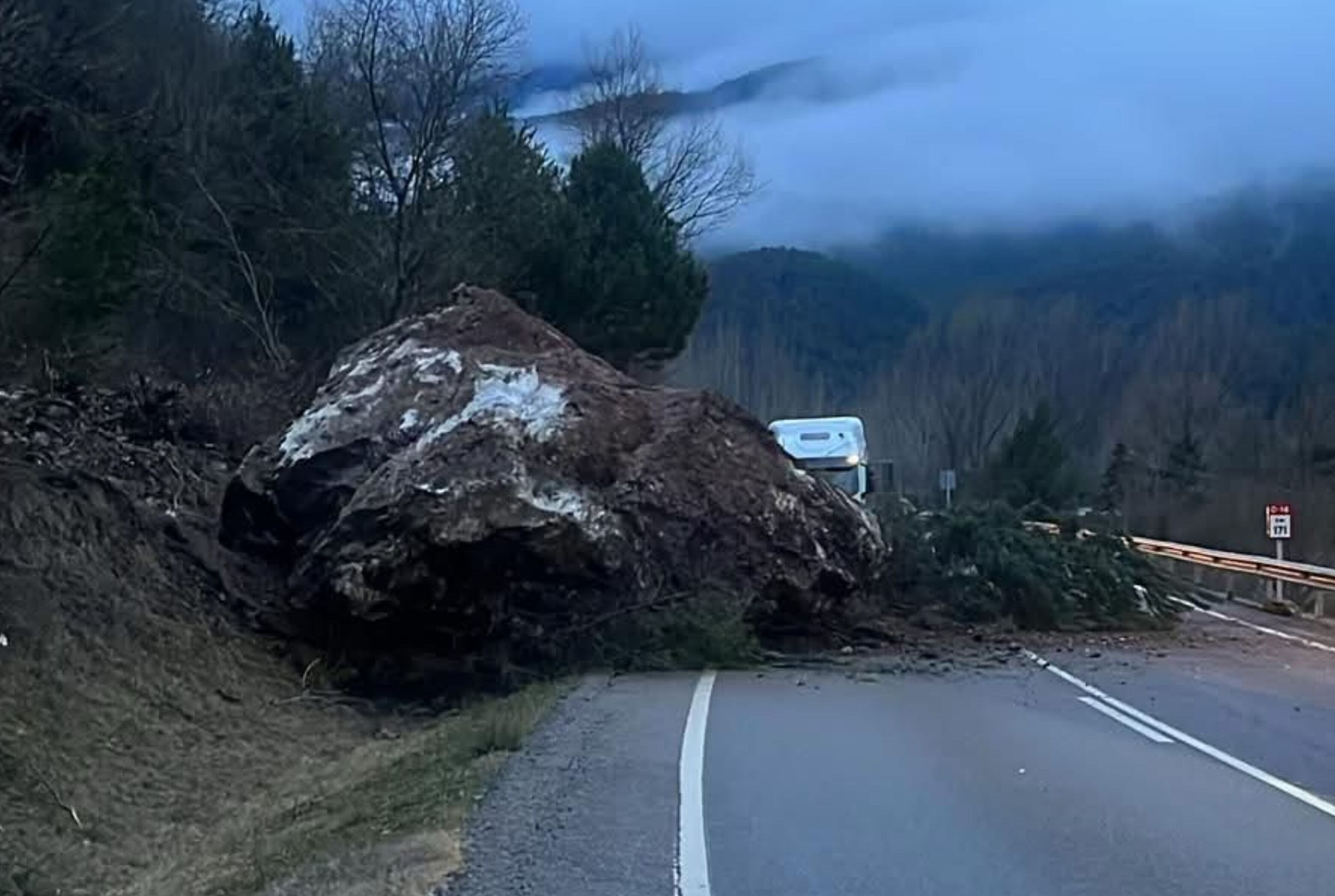 L'esllavissada ocupa finalment tota la via. L'esllavissada ocupa finalment tota la via.