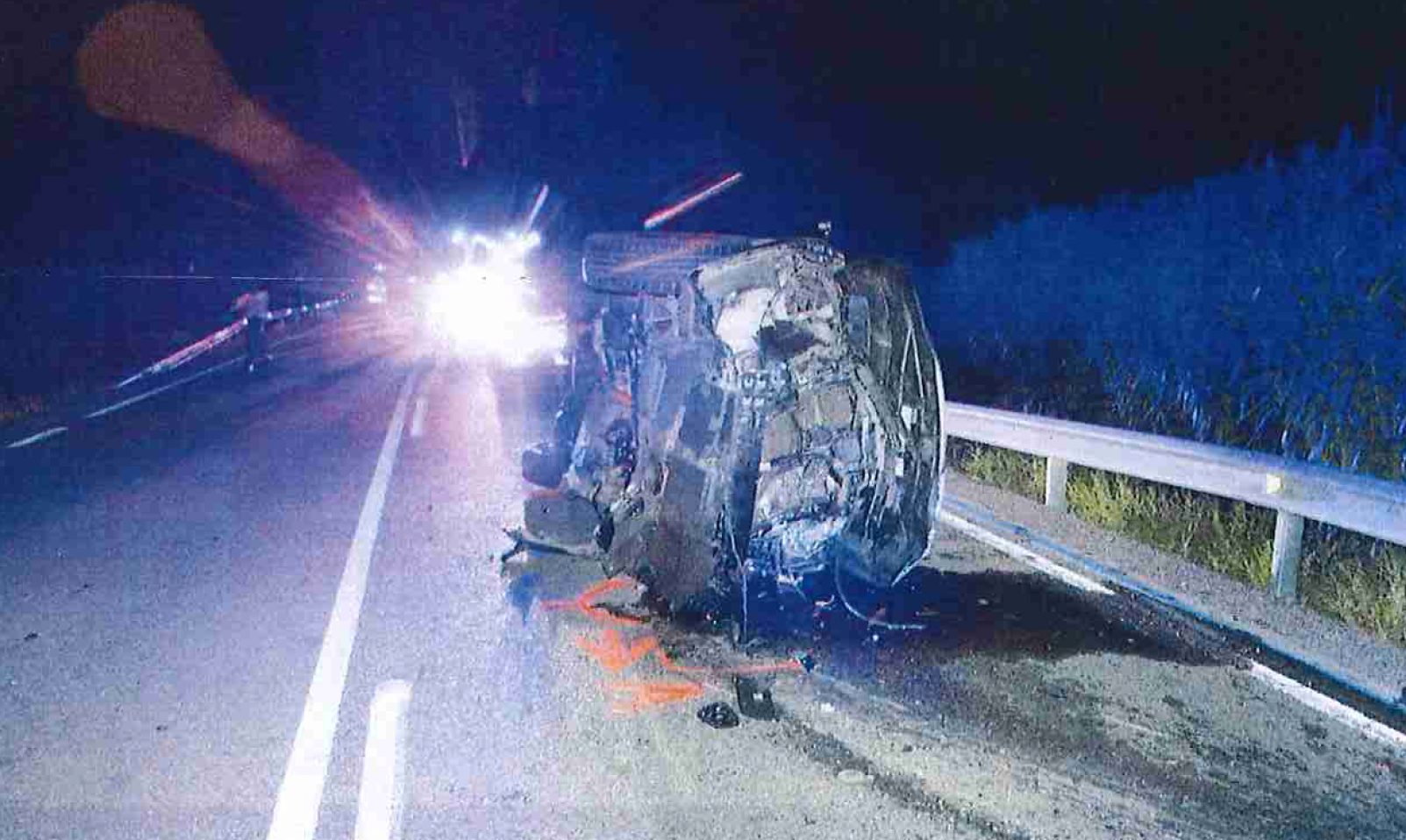 El Lexus causant de l'accident bolcat enmig de la calçada.