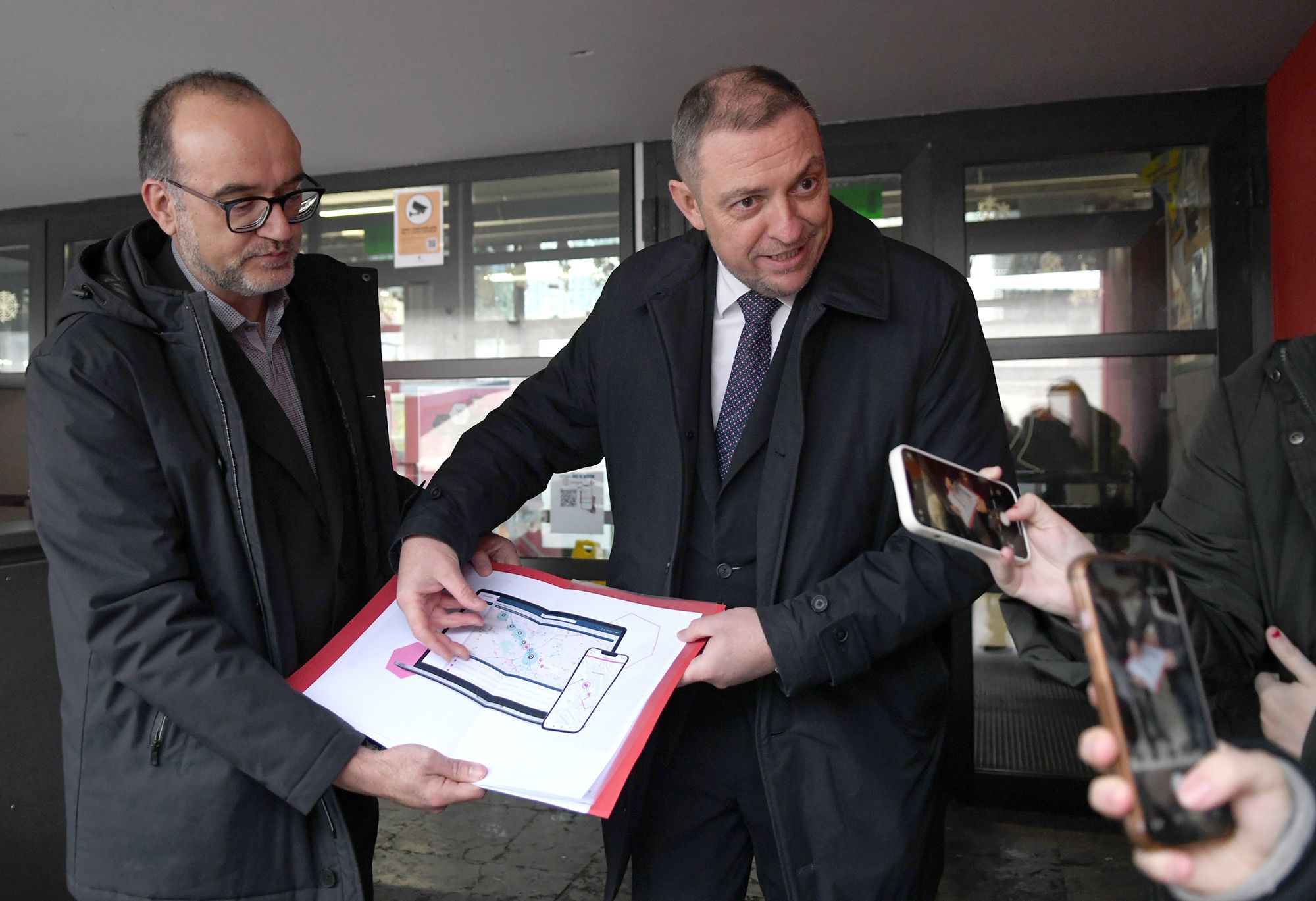 El secretari d’Estat explicant com funciona l’aplicació.