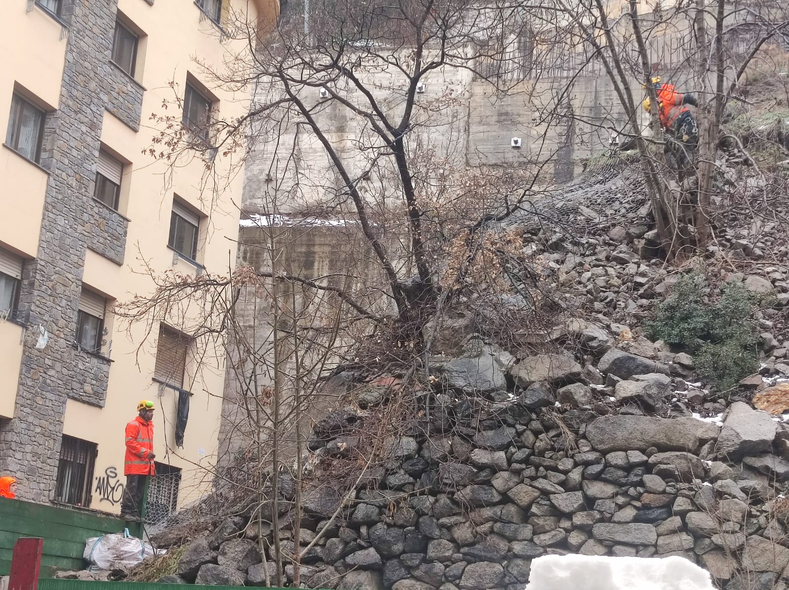 Els tècnics a la zona d'on va caure el roc // J. R. Els tècnics a la zona d'on va caure el roc // J. R.