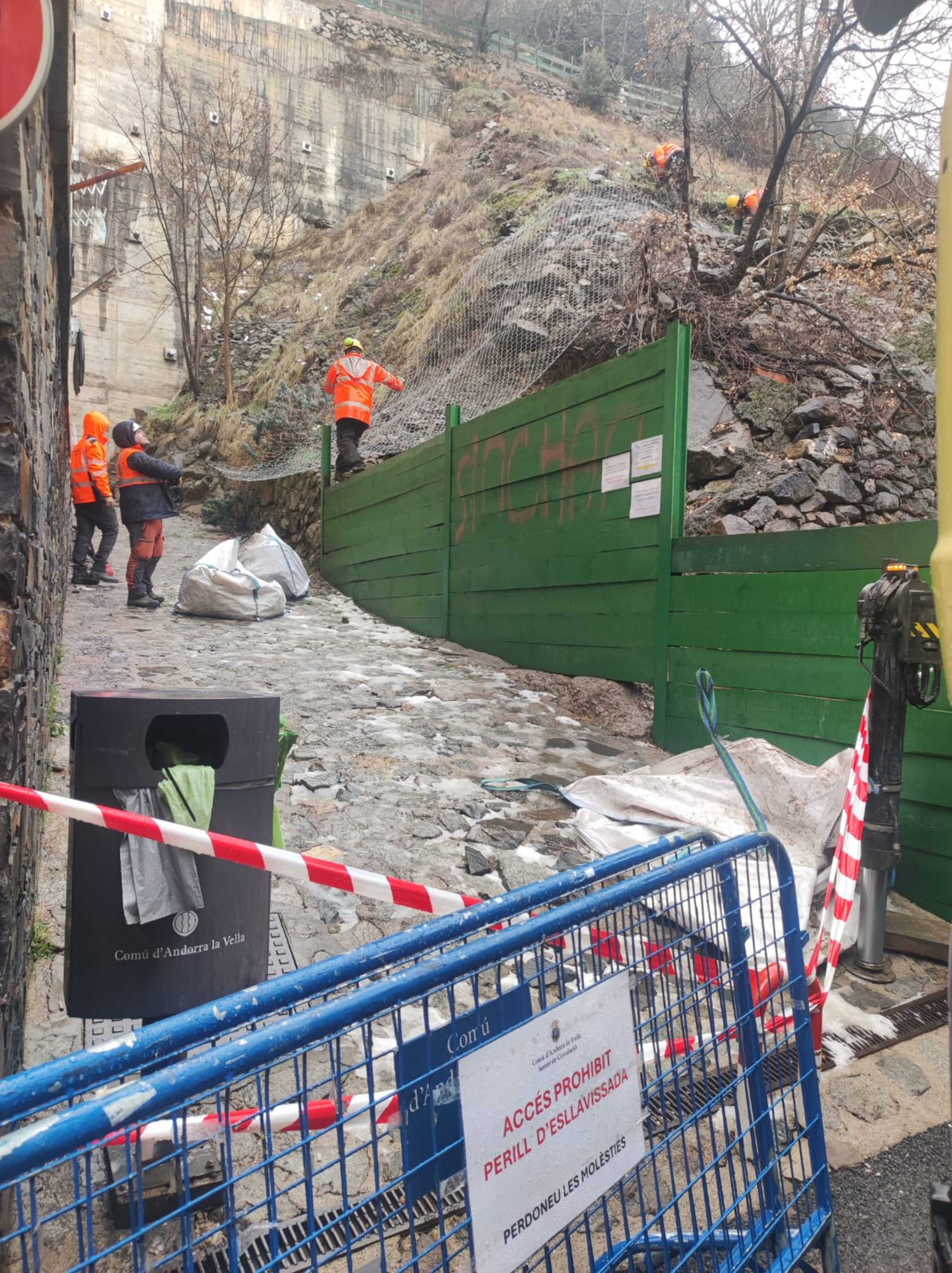 Els tècnics instal·lant la protecció contra caiguda de rocs.