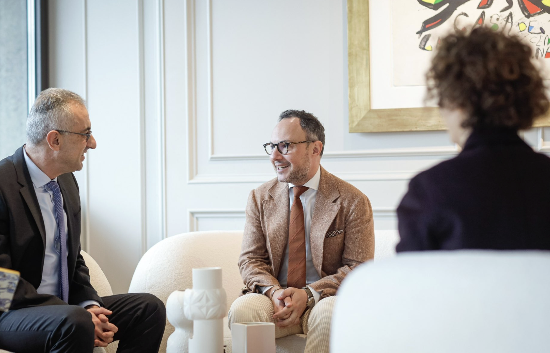 Espot es reuneix amb l’ambaixador de Xipre, Michalis Ioannou, per abordar la cooperació entre estats.