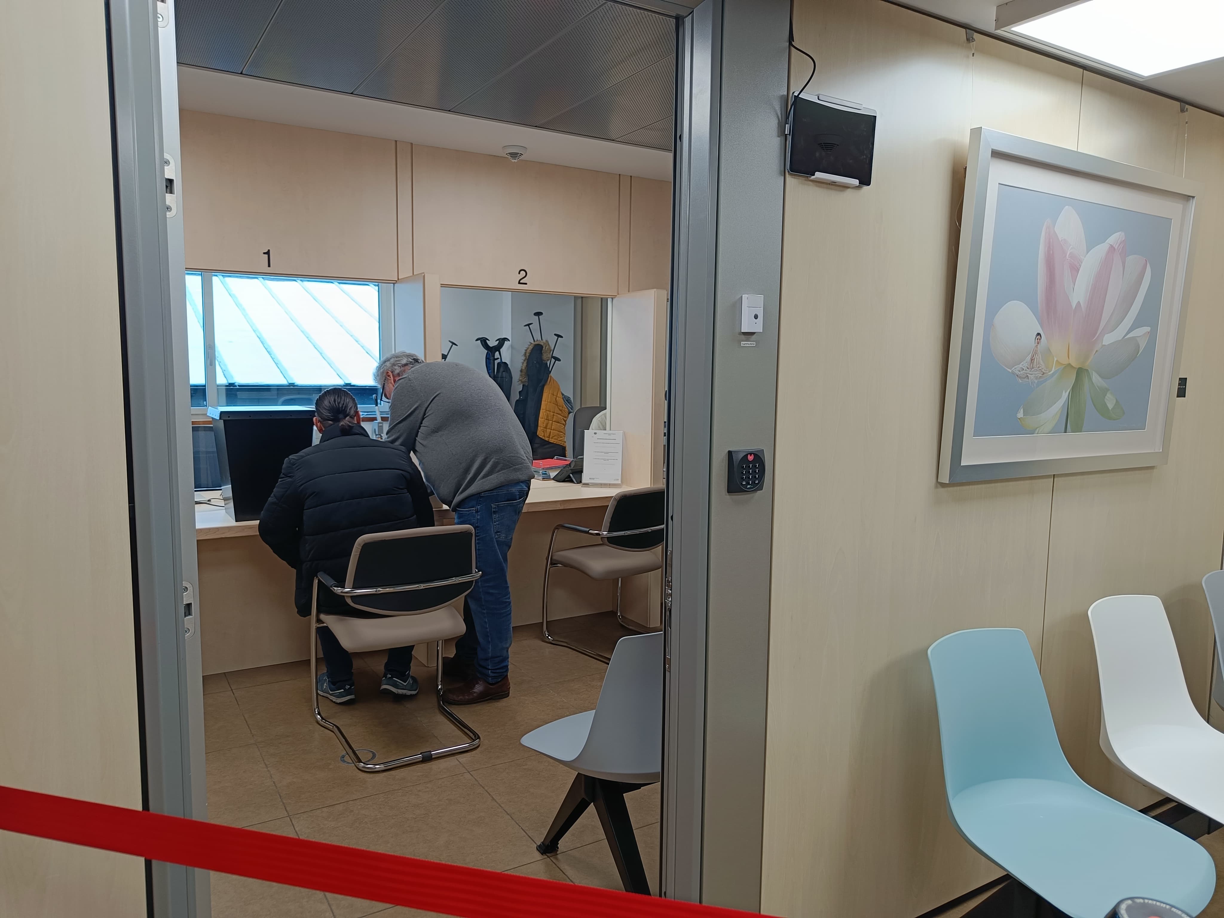 Una persona exercint el vot anticipat de mobilitat al consolat de Portugal.