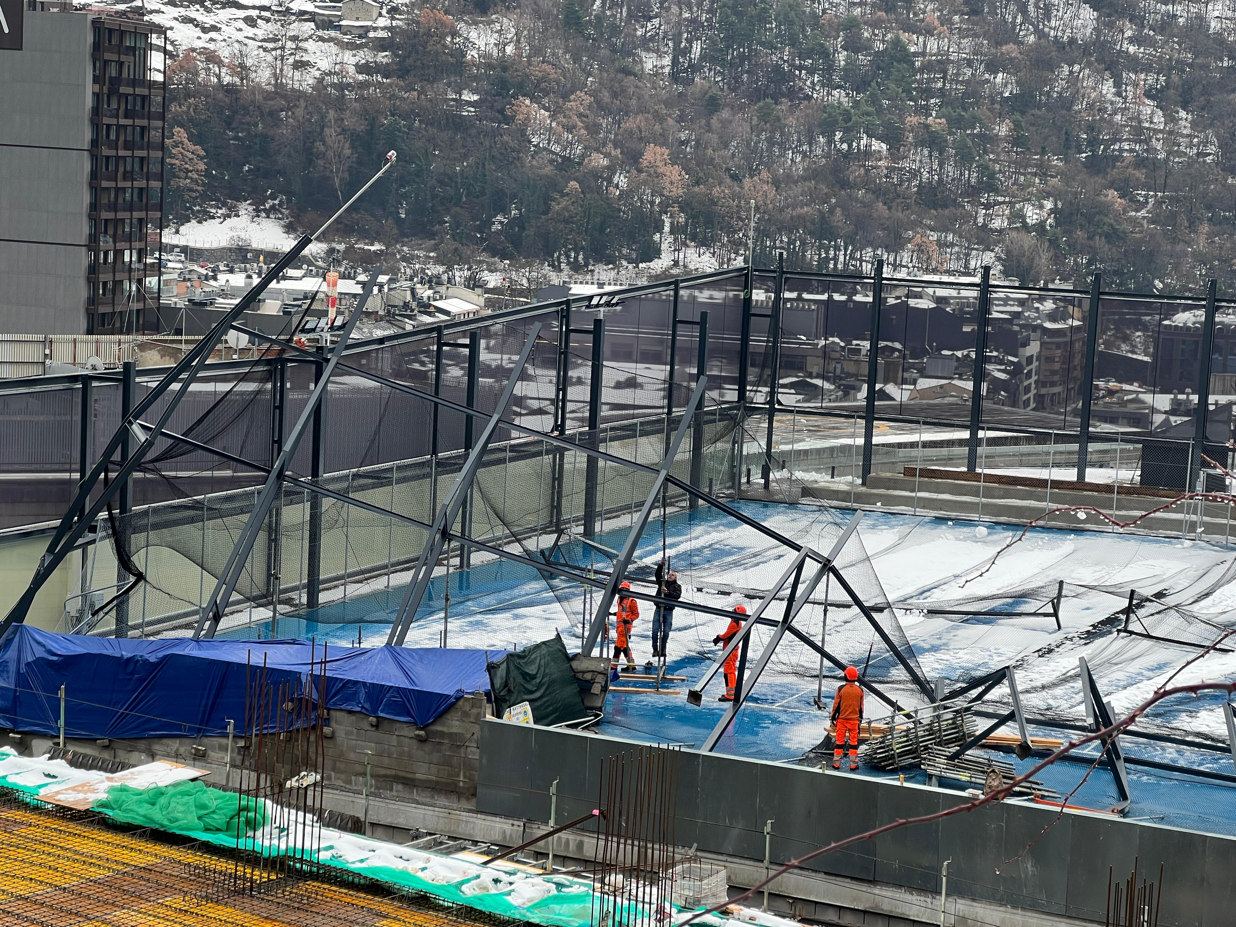 L'estructura que envolta les pistes de tennis del pàrquing del Falgueró feta malbé.