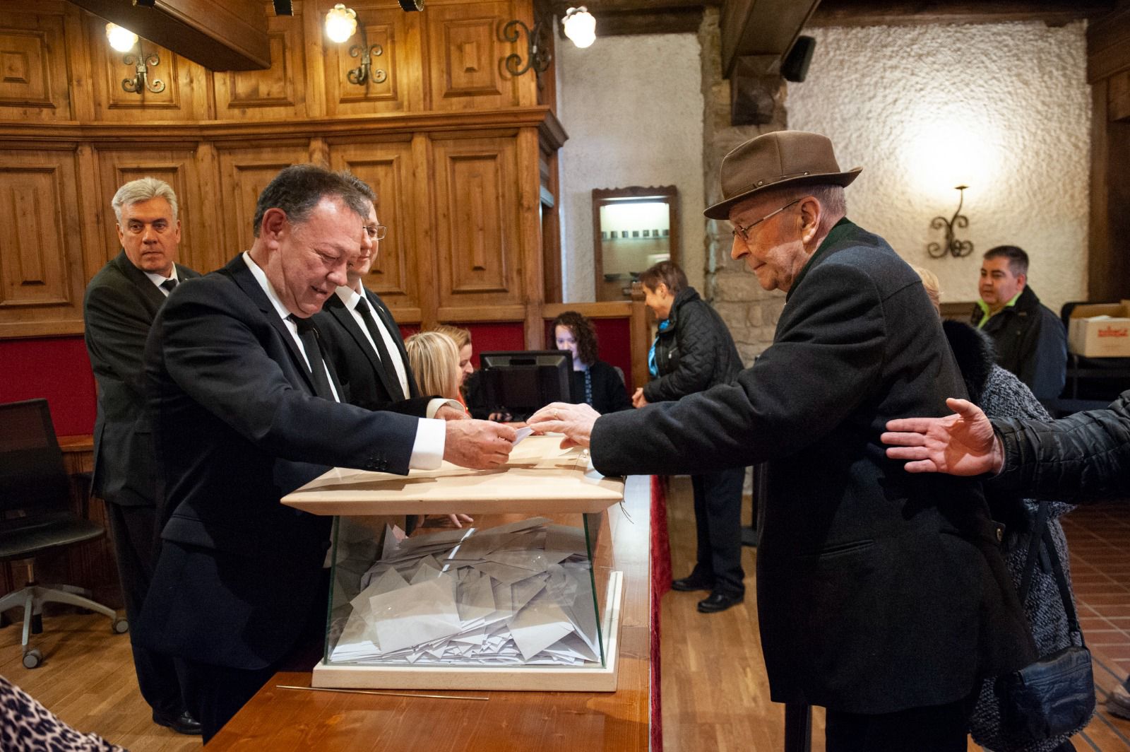 Joan Pujal votant a les eleccions del 2019. // Comú de Sant Julià de Lòria Joan Pujal votant a les eleccions del 2019. // Comú de Sant Julià de Lòria