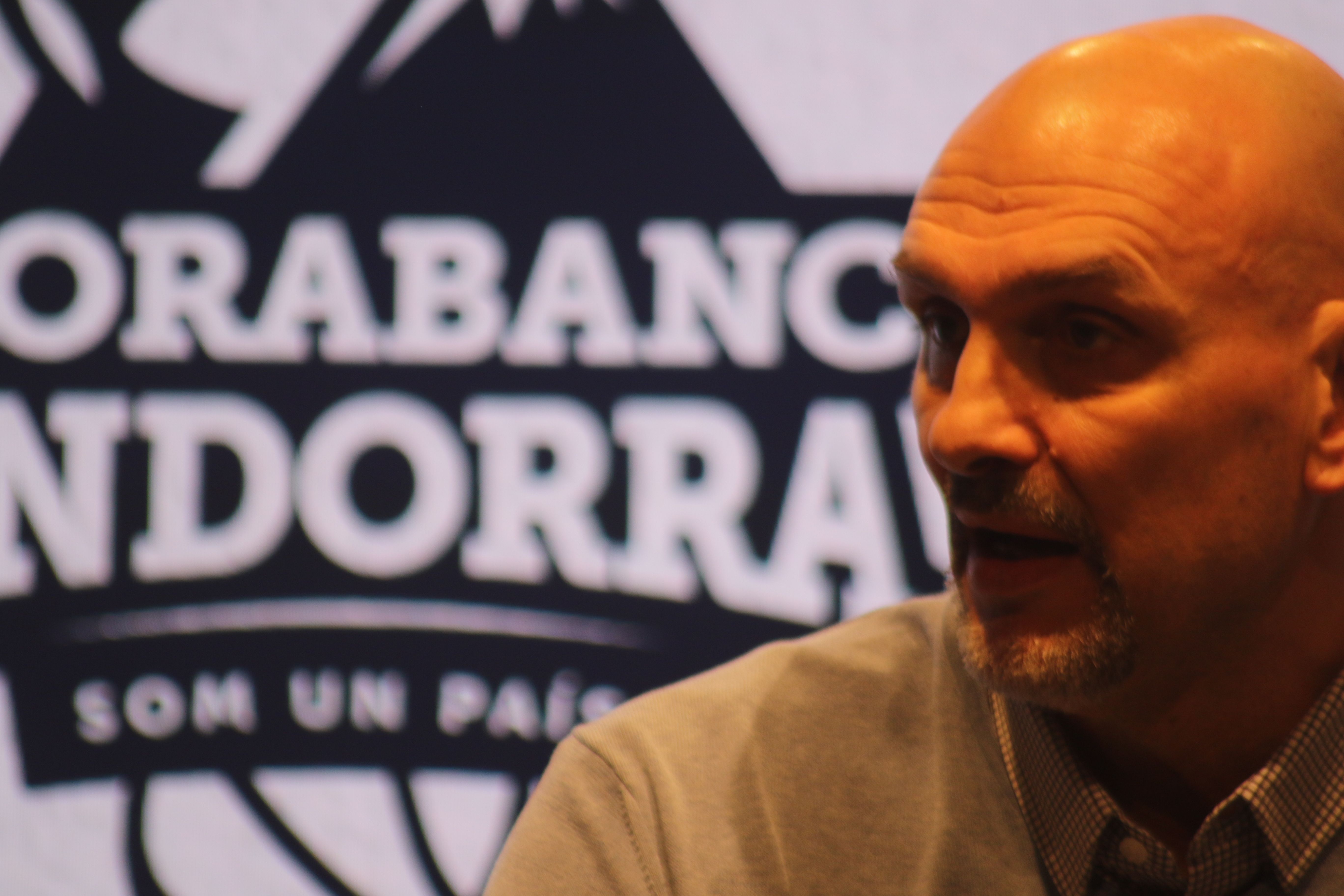 Zan Tabak durant la seva presentació.