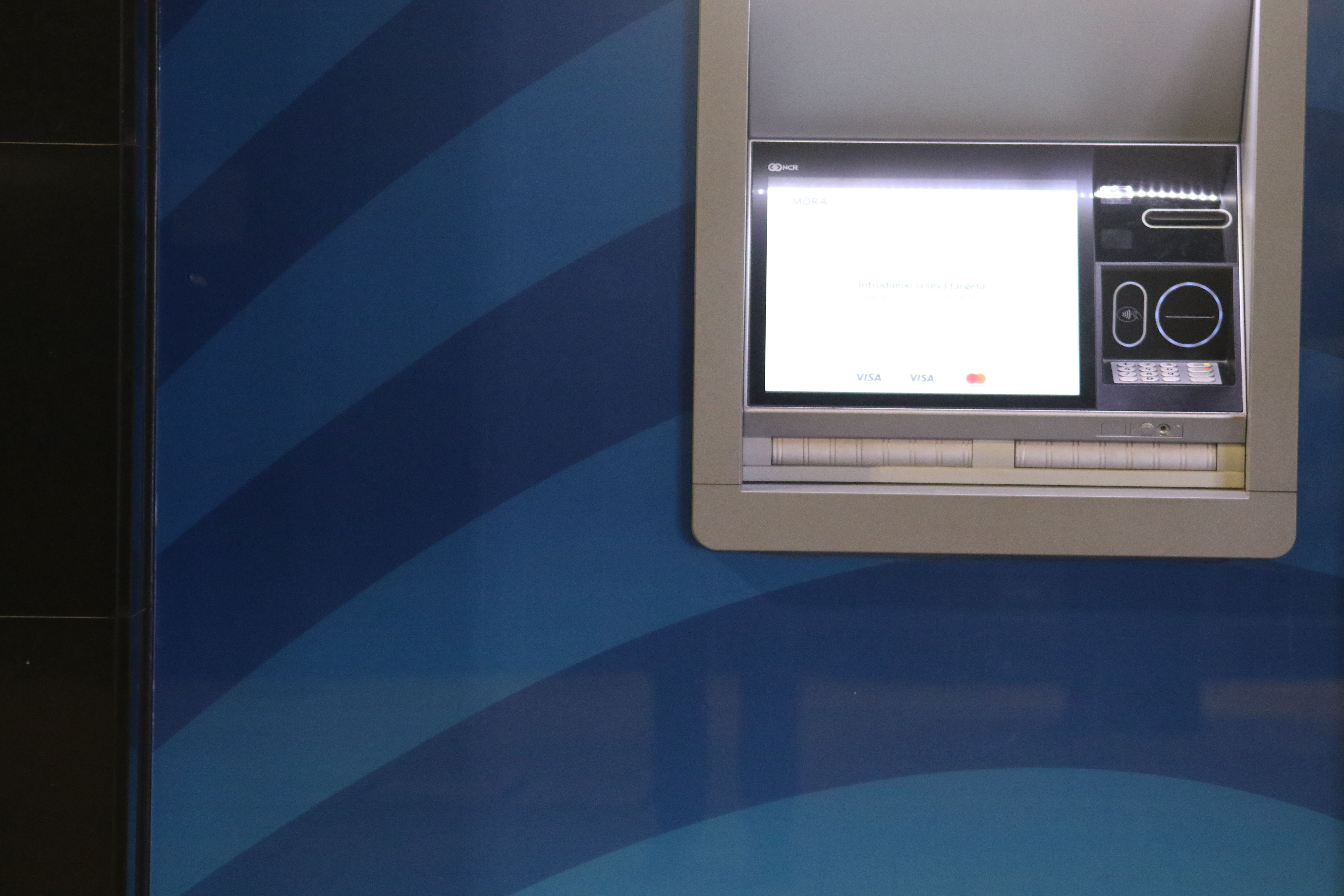 Un caixer de l'oficina on s'hauria detectat la manipulació. Un caixer de l'oficina on s'hauria detectat la manipulació.