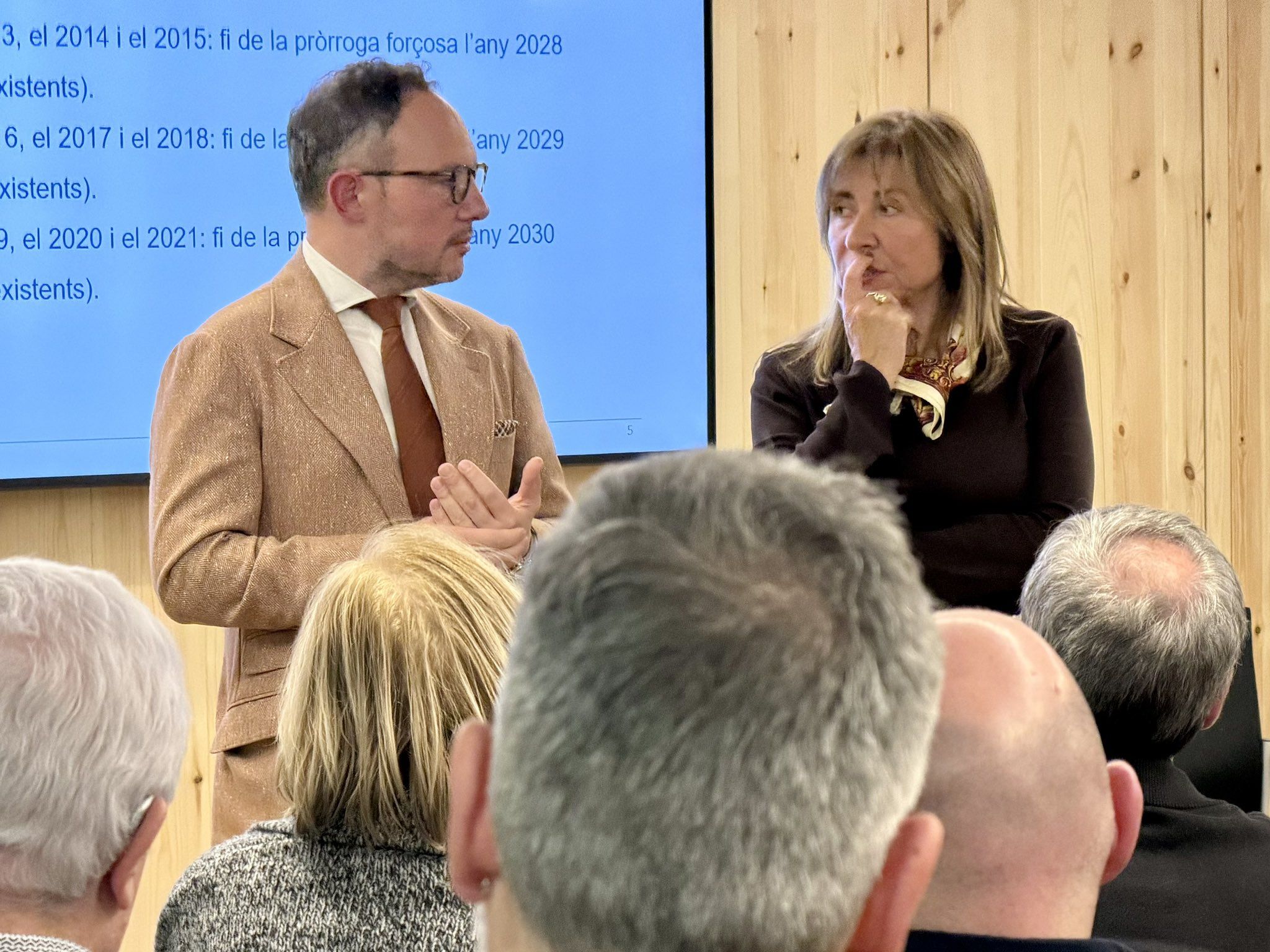 El cap de Govern, Xavier Espot, i la ministra d’Habitatge, Conxita Marsol, durant la reunió amb els propietaris.