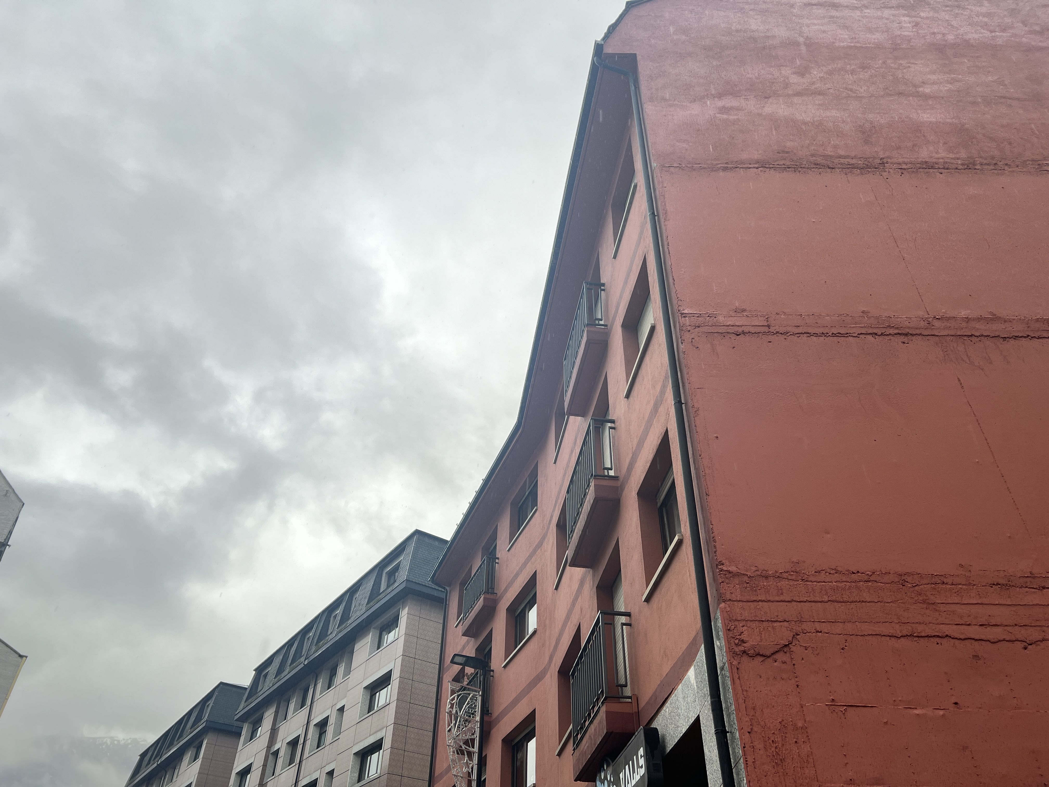 Edificis del carrer on s'hauria detectat un pis regirat. Edificis del carrer on s'hauria detectat un pis regirat.